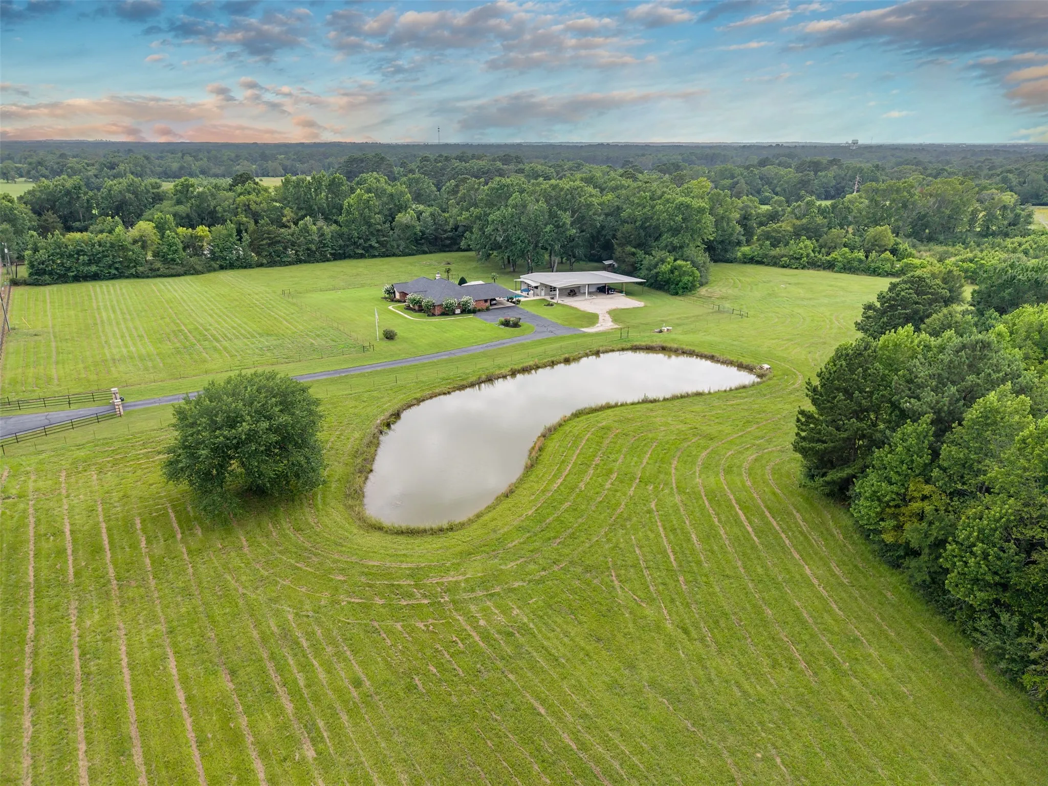 Single Family Residence For Sale in Gregg County , 377 Utzman Road, Kilgore, Texas 75662, 4 Bedroom, 4 Bathroom, 3 Garage spaces, 2,538 Sqft, built in 2002, Price $819,000, mls#21323419, Real Estate Agent in Kilgore, Homes For Sale in Gregg county, Homes For Sale in Kilgore, Realtor in Kilgore Texas, Real Estate Brokerage Independent Realty Texas, Luminita Cordes Realtor