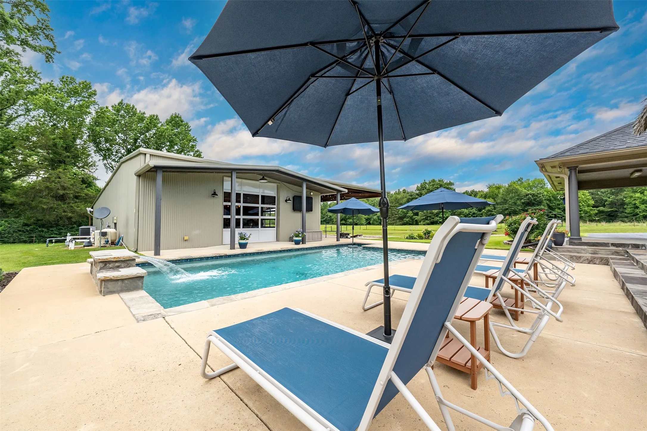 Single Family Residence For Sale in Gregg County , 377 Utzman Road, Kilgore, Texas 75662, 4 Bedroom, 4 Bathroom, 3 Garage spaces, 2,538 Sqft, built in 2002, Price $819,000, mls#21323419, Real Estate Agent in Kilgore, Homes For Sale in Gregg county, Homes For Sale in Kilgore, Realtor in Kilgore Texas, Real Estate Brokerage Independent Realty Texas, Luminita Cordes Realtor