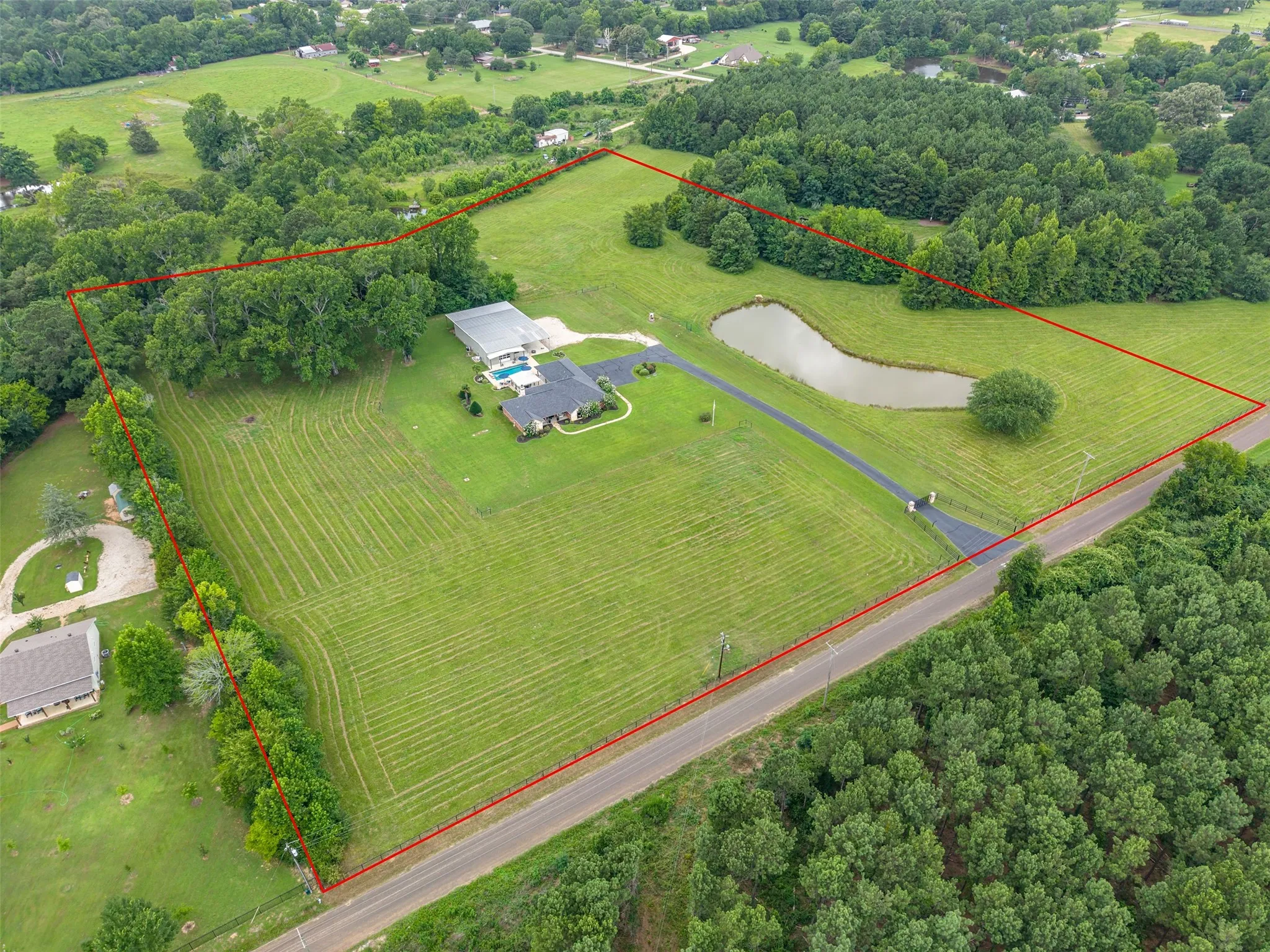 Single Family Residence For Sale in Gregg County , 377 Utzman Road, Kilgore, Texas 75662, 4 Bedroom, 4 Bathroom, 3 Garage spaces, 2,538 Sqft, built in 2002, Price $819,000, mls#21323419, Real Estate Agent in Kilgore, Homes For Sale in Gregg county, Homes For Sale in Kilgore, Realtor in Kilgore Texas, Real Estate Brokerage Independent Realty Texas, Luminita Cordes Realtor