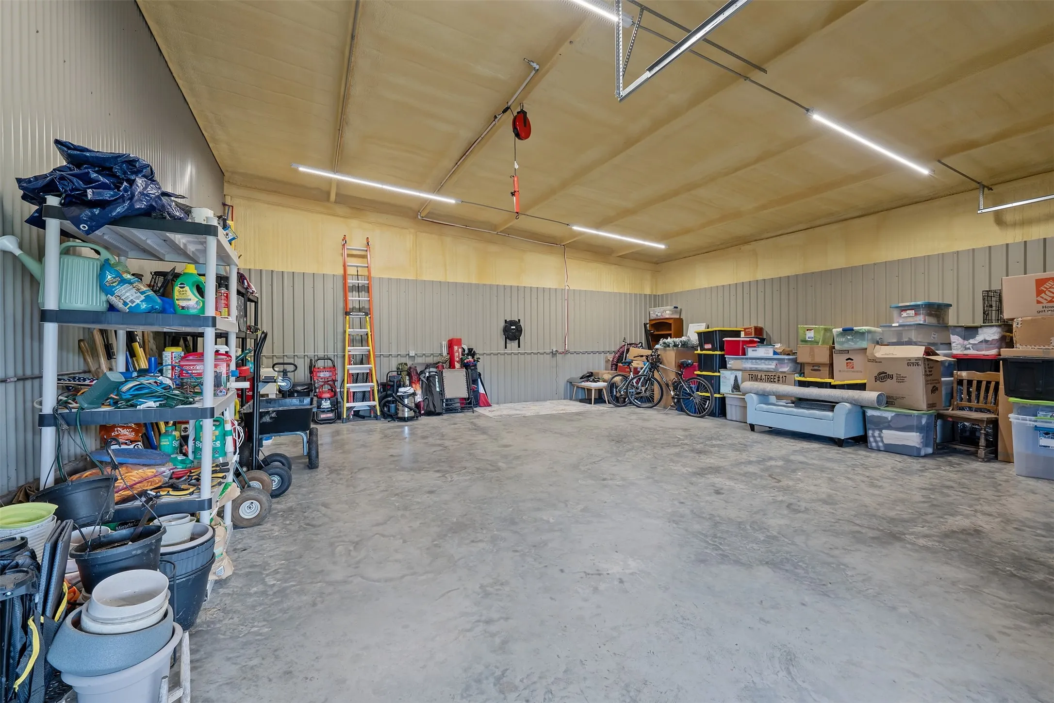 Single Family Residence For Sale in Gregg County , 377 Utzman Road, Kilgore, Texas 75662, 4 Bedroom, 4 Bathroom, 3 Garage spaces, 2,538 Sqft, built in 2002, Price $819,000, mls#21323419, Real Estate Agent in Kilgore, Homes For Sale in Gregg county, Homes For Sale in Kilgore, Realtor in Kilgore Texas, Real Estate Brokerage Independent Realty Texas, Luminita Cordes Realtor