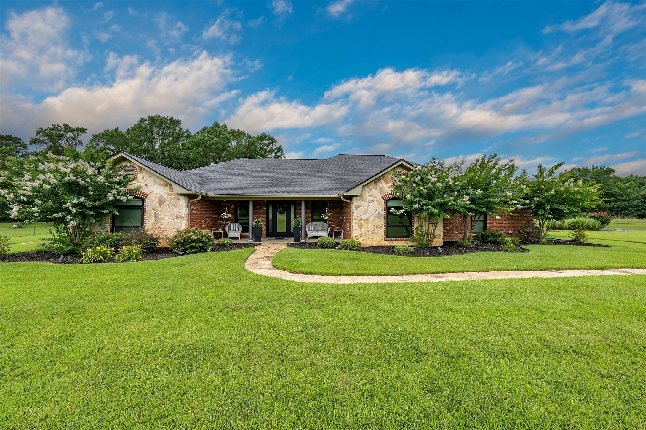 Single Family Residence For Sale in Gregg County , 377 Utzman Road, Kilgore, Texas 75662, 4 Bedroom, 4 Bathroom, 3 Garage spaces, 2,538 Sqft, built in 2002, Price $819,000, mls#21323419, Real Estate Agent in Kilgore, Homes For Sale in Gregg county, Homes For Sale in Kilgore, Realtor in Kilgore Texas, Real Estate Brokerage Independent Realty Texas, Luminita Cordes Realtor