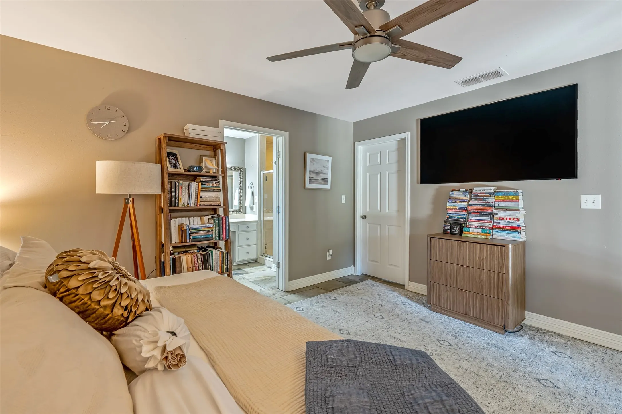 Single Family Residence For Sale in Gregg County , 377 Utzman Road, Kilgore, Texas 75662, 4 Bedroom, 4 Bathroom, 3 Garage spaces, 2,538 Sqft, built in 2002, Price $819,000, mls#21323419, Real Estate Agent in Kilgore, Homes For Sale in Gregg county, Homes For Sale in Kilgore, Realtor in Kilgore Texas, Real Estate Brokerage Independent Realty Texas, Luminita Cordes Realtor