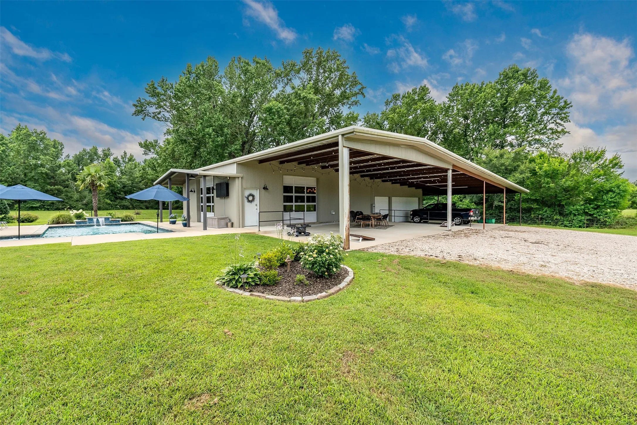 Single Family Residence For Sale in Gregg County , 377 Utzman Road, Kilgore, Texas 75662, 4 Bedroom, 4 Bathroom, 3 Garage spaces, 2,538 Sqft, built in 2002, Price $819,000, mls#21323419, Real Estate Agent in Kilgore, Homes For Sale in Gregg county, Homes For Sale in Kilgore, Realtor in Kilgore Texas, Real Estate Brokerage Independent Realty Texas, Luminita Cordes Realtor