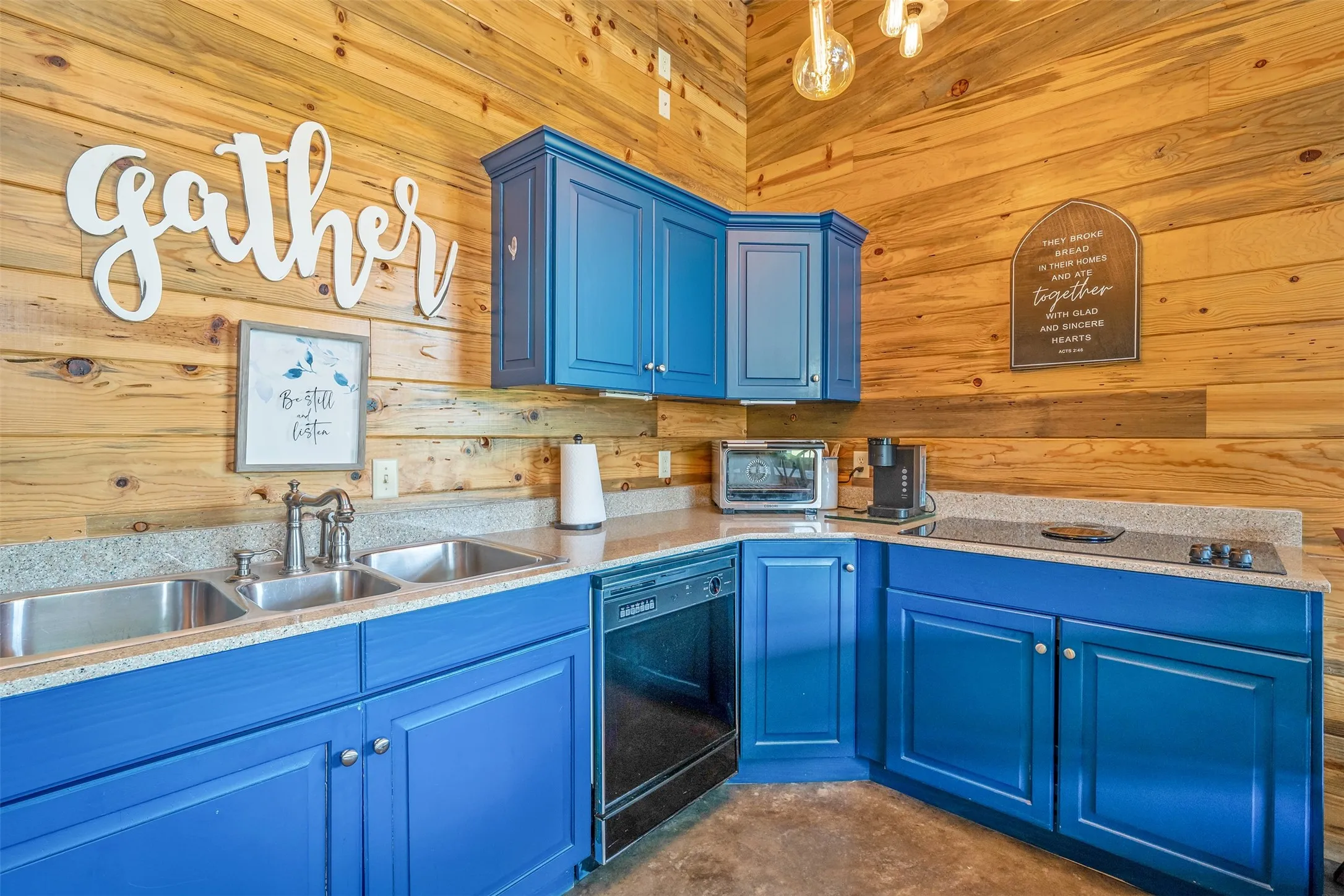 Single Family Residence For Sale in Gregg County , 377 Utzman Road, Kilgore, Texas 75662, 4 Bedroom, 4 Bathroom, 3 Garage spaces, 2,538 Sqft, built in 2002, Price $819,000, mls#21323419, Real Estate Agent in Kilgore, Homes For Sale in Gregg county, Homes For Sale in Kilgore, Realtor in Kilgore Texas, Real Estate Brokerage Independent Realty Texas, Luminita Cordes Realtor