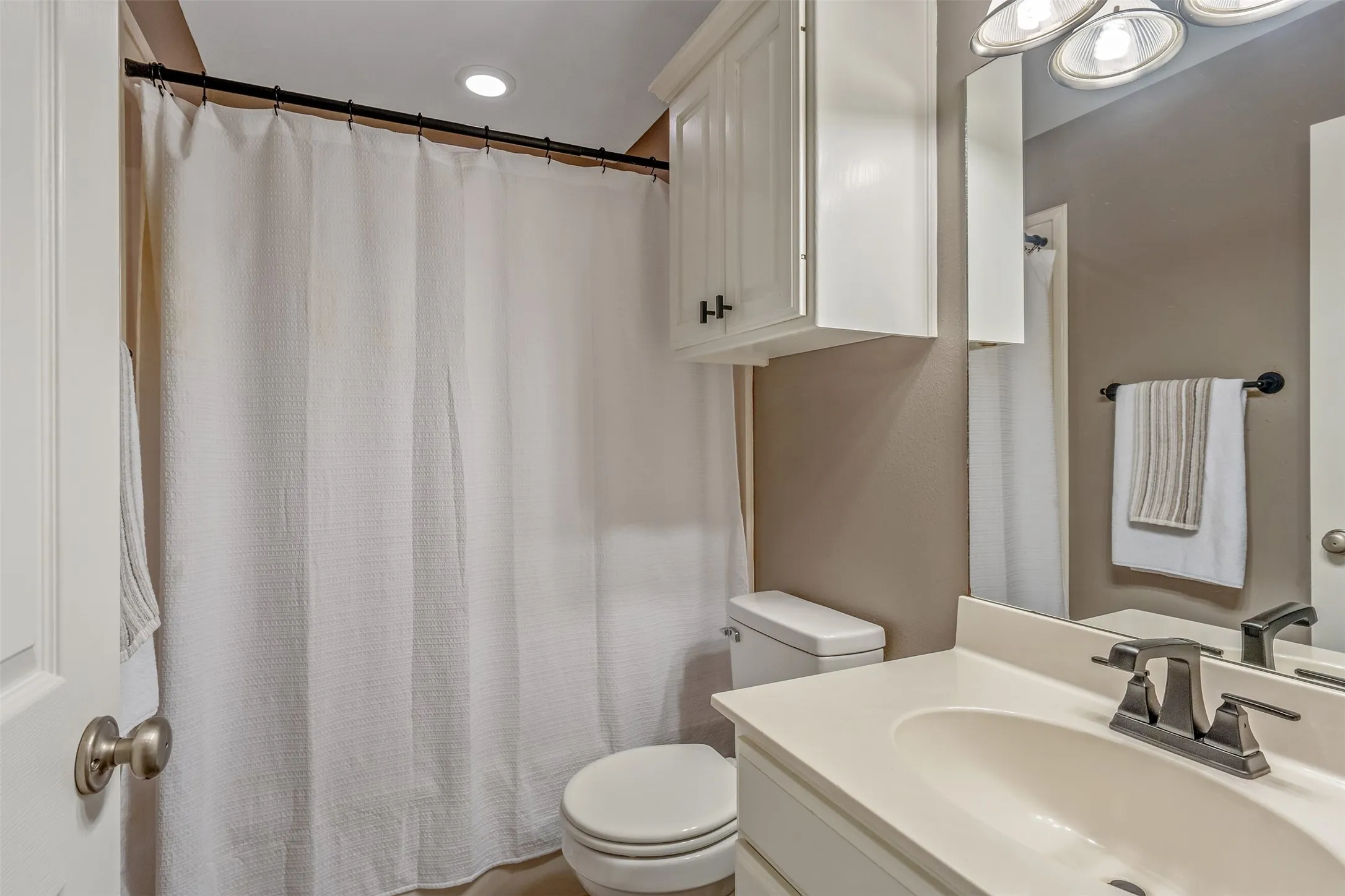 Single Family Residence For Sale in Gregg County , 377 Utzman Road, Kilgore, Texas 75662, 4 Bedroom, 4 Bathroom, 3 Garage spaces, 2,538 Sqft, built in 2002, Price $819,000, mls#21323419, Real Estate Agent in Kilgore, Homes For Sale in Gregg county, Homes For Sale in Kilgore, Realtor in Kilgore Texas, Real Estate Brokerage Independent Realty Texas, Luminita Cordes Realtor