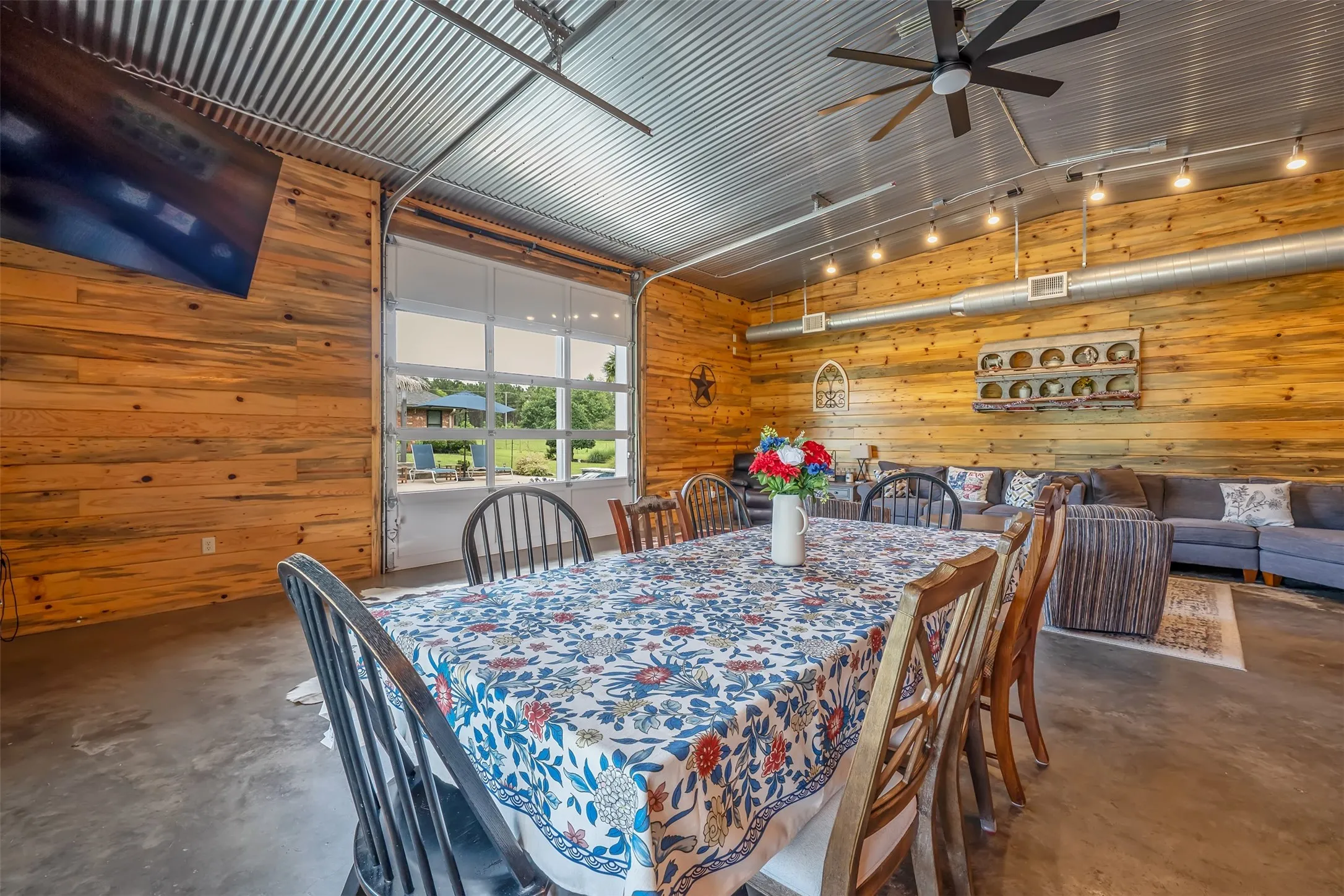 Single Family Residence For Sale in Gregg County , 377 Utzman Road, Kilgore, Texas 75662, 4 Bedroom, 4 Bathroom, 3 Garage spaces, 2,538 Sqft, built in 2002, Price $819,000, mls#21323419, Real Estate Agent in Kilgore, Homes For Sale in Gregg county, Homes For Sale in Kilgore, Realtor in Kilgore Texas, Real Estate Brokerage Independent Realty Texas, Luminita Cordes Realtor