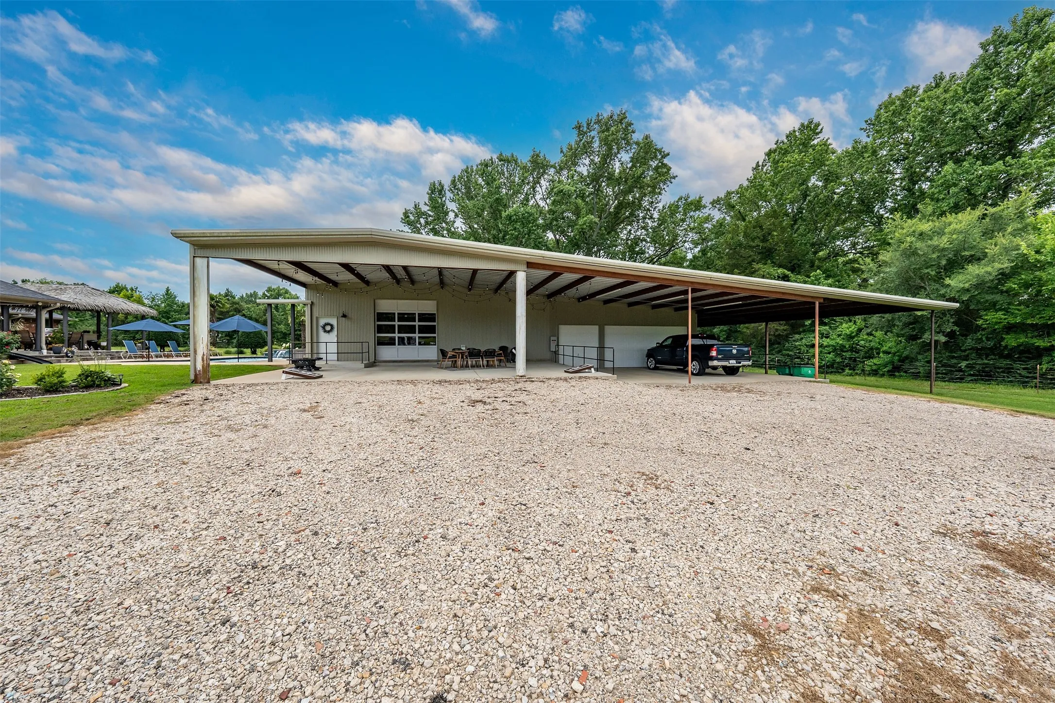 Single Family Residence For Sale in Gregg County , 377 Utzman Road, Kilgore, Texas 75662, 4 Bedroom, 4 Bathroom, 3 Garage spaces, 2,538 Sqft, built in 2002, Price $819,000, mls#21323419, Real Estate Agent in Kilgore, Homes For Sale in Gregg county, Homes For Sale in Kilgore, Realtor in Kilgore Texas, Real Estate Brokerage Independent Realty Texas, Luminita Cordes Realtor