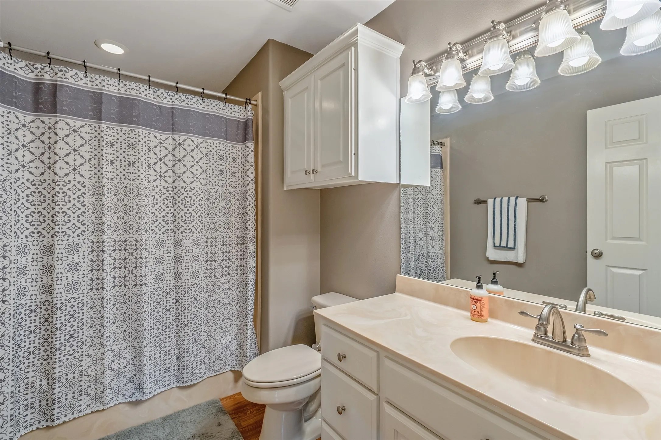Single Family Residence For Sale in Gregg County , 377 Utzman Road, Kilgore, Texas 75662, 4 Bedroom, 4 Bathroom, 3 Garage spaces, 2,538 Sqft, built in 2002, Price $819,000, mls#21323419, Real Estate Agent in Kilgore, Homes For Sale in Gregg county, Homes For Sale in Kilgore, Realtor in Kilgore Texas, Real Estate Brokerage Independent Realty Texas, Luminita Cordes Realtor