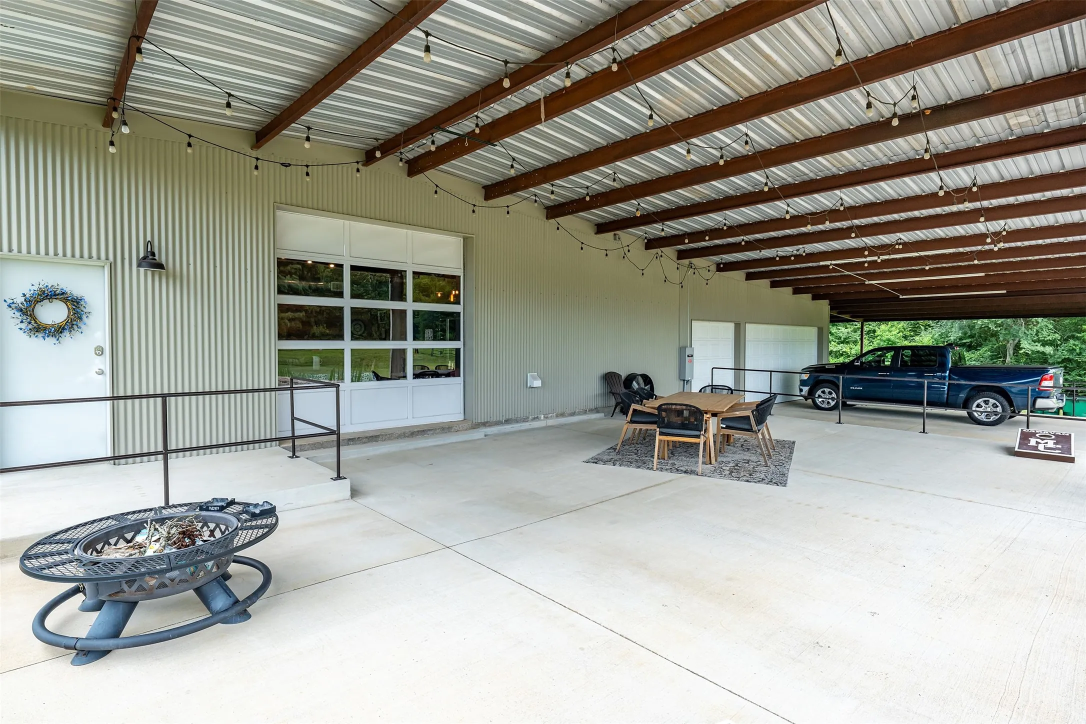 Single Family Residence For Sale in Gregg County , 377 Utzman Road, Kilgore, Texas 75662, 4 Bedroom, 4 Bathroom, 3 Garage spaces, 2,538 Sqft, built in 2002, Price $819,000, mls#21323419, Real Estate Agent in Kilgore, Homes For Sale in Gregg county, Homes For Sale in Kilgore, Realtor in Kilgore Texas, Real Estate Brokerage Independent Realty Texas, Luminita Cordes Realtor