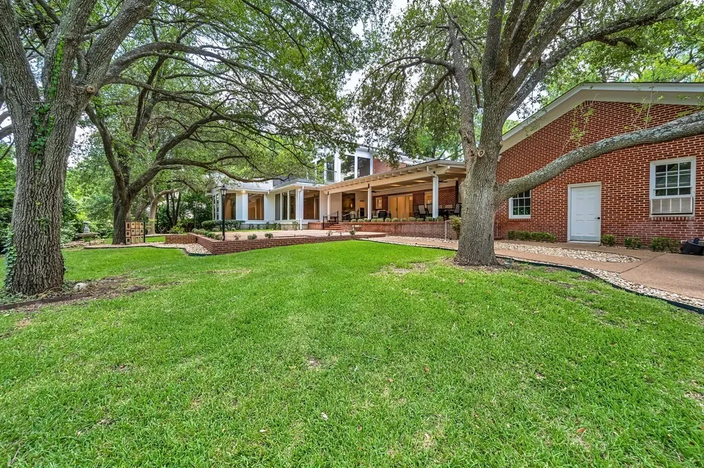 Single Family Residence For Sale in Mc Lennan County , 2825 Lake Air Drive, Waco, Texas 76710, 3 Bedroom, 4 Bathroom, 3 Garage spaces, 5,153 Sqft, built in 1957, mls#21319994, Real Estate Agent in Waco, Homes For Sale in Mc Lennan county, Homes For Sale in Waco, Realtor in Waco Texas, Real Estate Brokerage Independent Realty Texas, Luminita Cordes Realtor