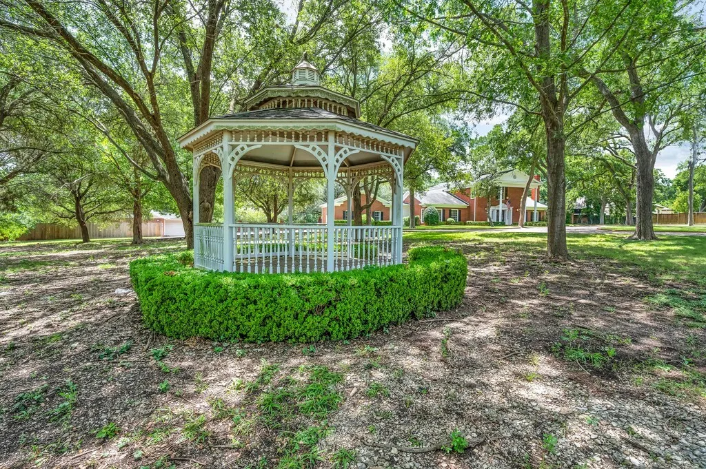 Single Family Residence For Sale in Mc Lennan County , 2825 Lake Air Drive, Waco, Texas 76710, 3 Bedroom, 4 Bathroom, 3 Garage spaces, 5,153 Sqft, built in 1957, mls#21319994, Real Estate Agent in Waco, Homes For Sale in Mc Lennan county, Homes For Sale in Waco, Realtor in Waco Texas, Real Estate Brokerage Independent Realty Texas, Luminita Cordes Realtor