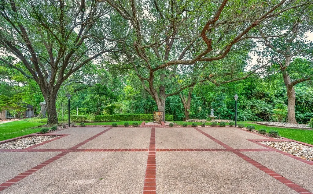 Single Family Residence For Sale in Mc Lennan County , 2825 Lake Air Drive, Waco, Texas 76710, 3 Bedroom, 4 Bathroom, 3 Garage spaces, 5,153 Sqft, built in 1957, mls#21319994, Real Estate Agent in Waco, Homes For Sale in Mc Lennan county, Homes For Sale in Waco, Realtor in Waco Texas, Real Estate Brokerage Independent Realty Texas, Luminita Cordes Realtor