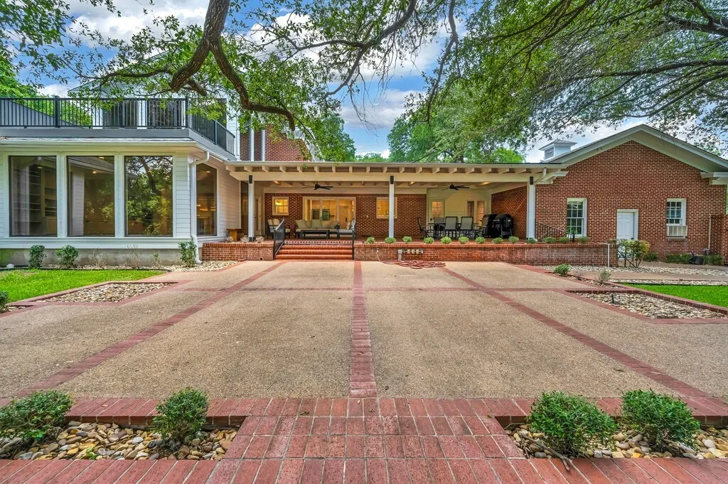 Single Family Residence For Sale in Mc Lennan County , 2825 Lake Air Drive, Waco, Texas 76710, 3 Bedroom, 4 Bathroom, 3 Garage spaces, 5,153 Sqft, built in 1957, mls#21319994, Real Estate Agent in Waco, Homes For Sale in Mc Lennan county, Homes For Sale in Waco, Realtor in Waco Texas, Real Estate Brokerage Independent Realty Texas, Luminita Cordes Realtor