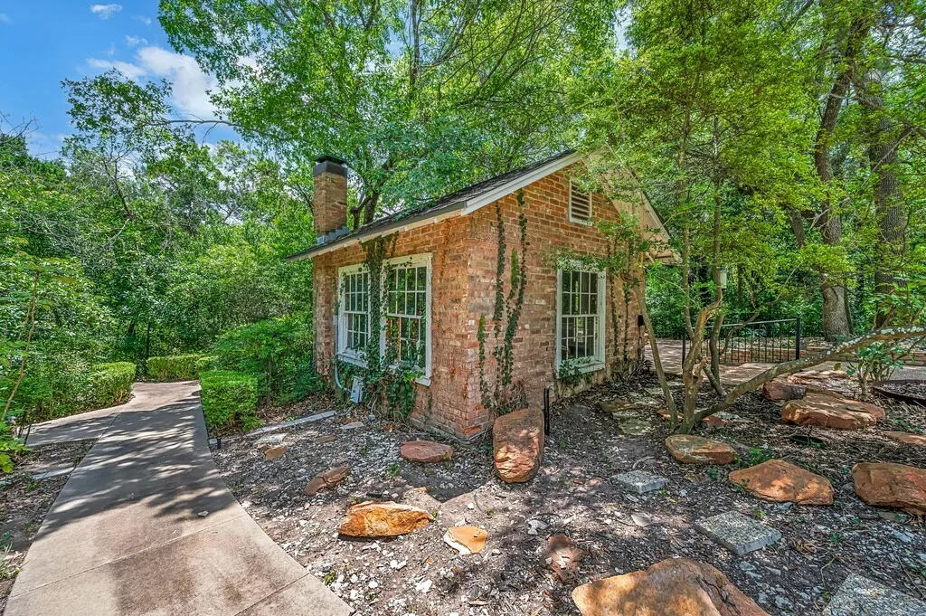 Single Family Residence For Sale in Mc Lennan County , 2825 Lake Air Drive, Waco, Texas 76710, 3 Bedroom, 4 Bathroom, 3 Garage spaces, 5,153 Sqft, built in 1957, mls#21319994, Real Estate Agent in Waco, Homes For Sale in Mc Lennan county, Homes For Sale in Waco, Realtor in Waco Texas, Real Estate Brokerage Independent Realty Texas, Luminita Cordes Realtor