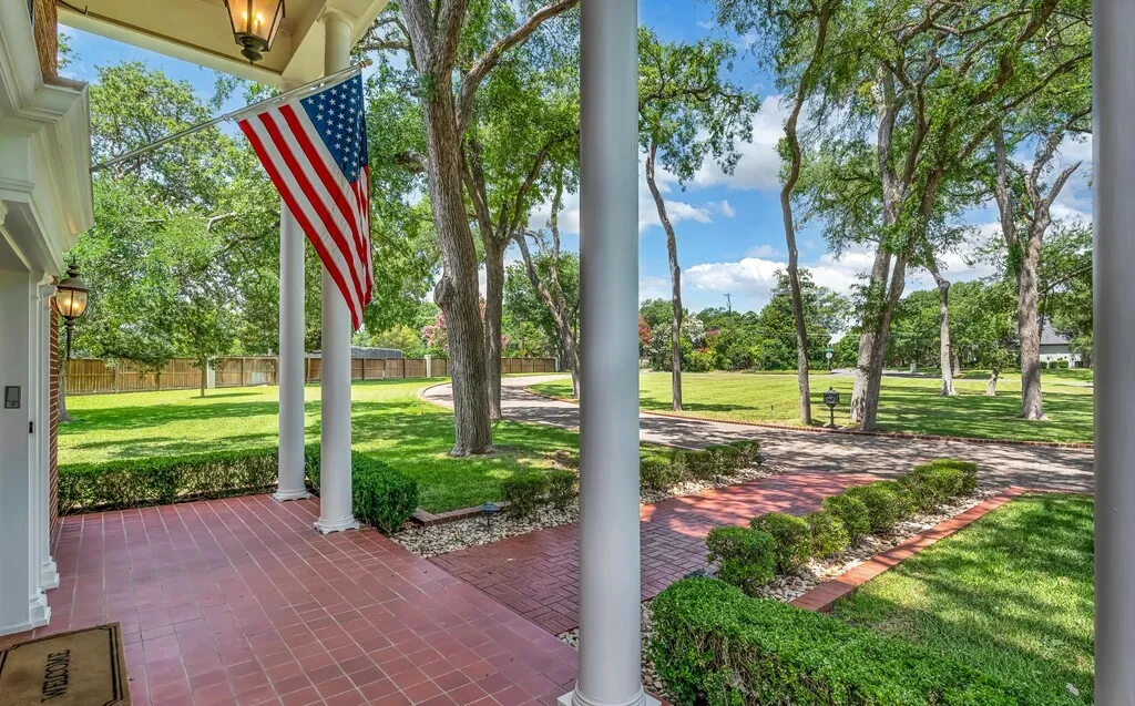 Single Family Residence For Sale in Mc Lennan County , 2825 Lake Air Drive, Waco, Texas 76710, 3 Bedroom, 4 Bathroom, 3 Garage spaces, 5,153 Sqft, built in 1957, mls#21319994, Real Estate Agent in Waco, Homes For Sale in Mc Lennan county, Homes For Sale in Waco, Realtor in Waco Texas, Real Estate Brokerage Independent Realty Texas, Luminita Cordes Realtor