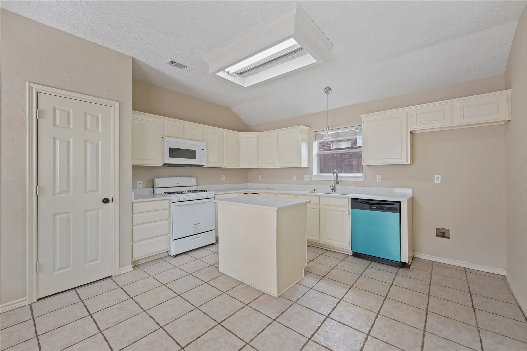 Single Family Residence For Rent in Collin County , 11900 PORT Road, Frisco, Texas 75035, 3 Bedroom, 2 Bathroom, 2 Garage spaces, 1,924 Sqft, built in 1996, mls#21323504, Real Estate Agent in Frisco, Homes For Rent in Collin county, Homes For Rent in Frisco, Realtor in Frisco Texas, Real Estate Brokerage Independent Realty Texas, Luminita Cordes Realtor