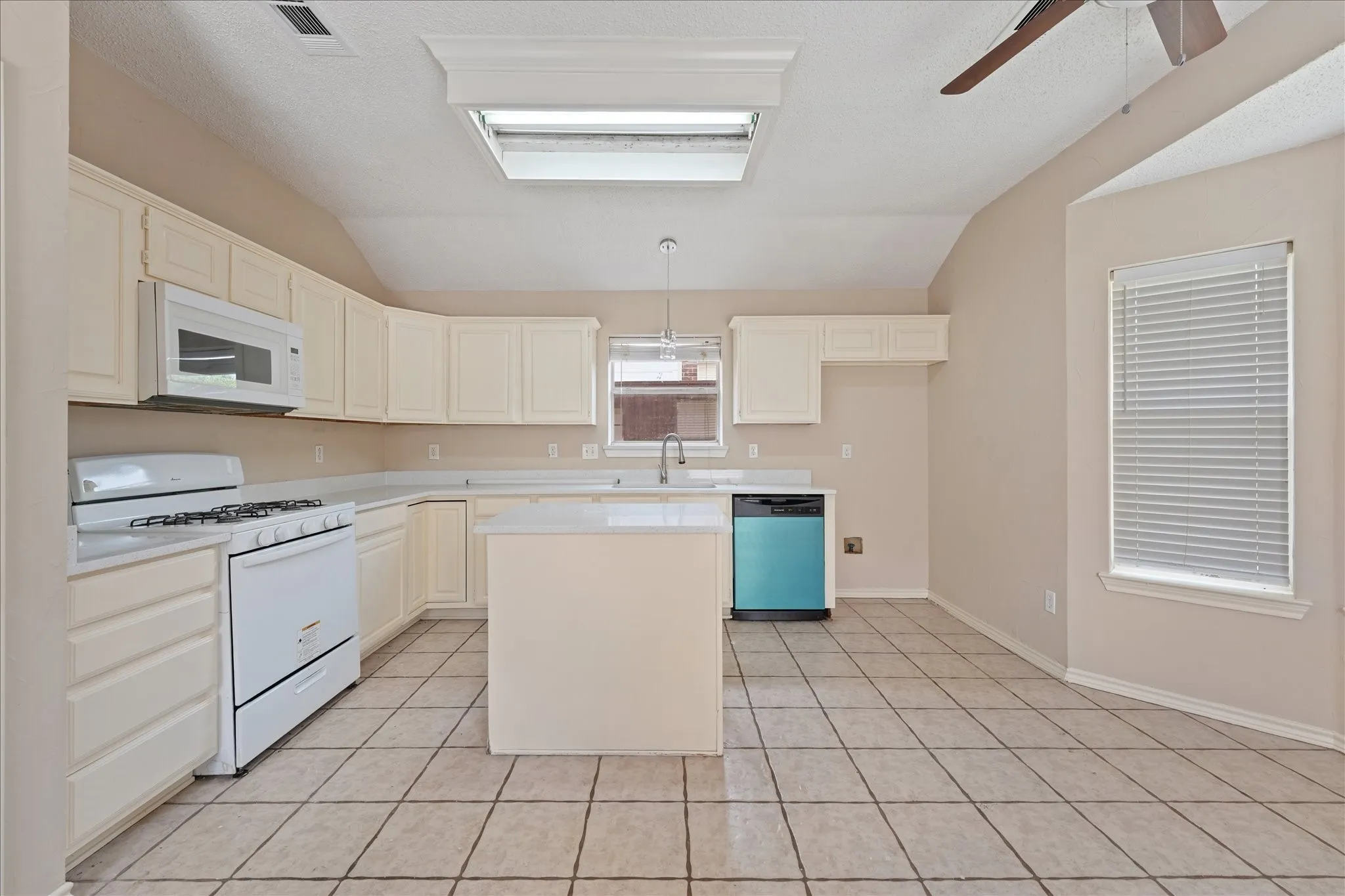 Single Family Residence For Rent in Collin County , 11900 PORT Road, Frisco, Texas 75035, 3 Bedroom, 2 Bathroom, 2 Garage spaces, 1,924 Sqft, built in 1996, mls#21323504, Real Estate Agent in Frisco, Homes For Rent in Collin county, Homes For Rent in Frisco, Realtor in Frisco Texas, Real Estate Brokerage Independent Realty Texas, Luminita Cordes Realtor