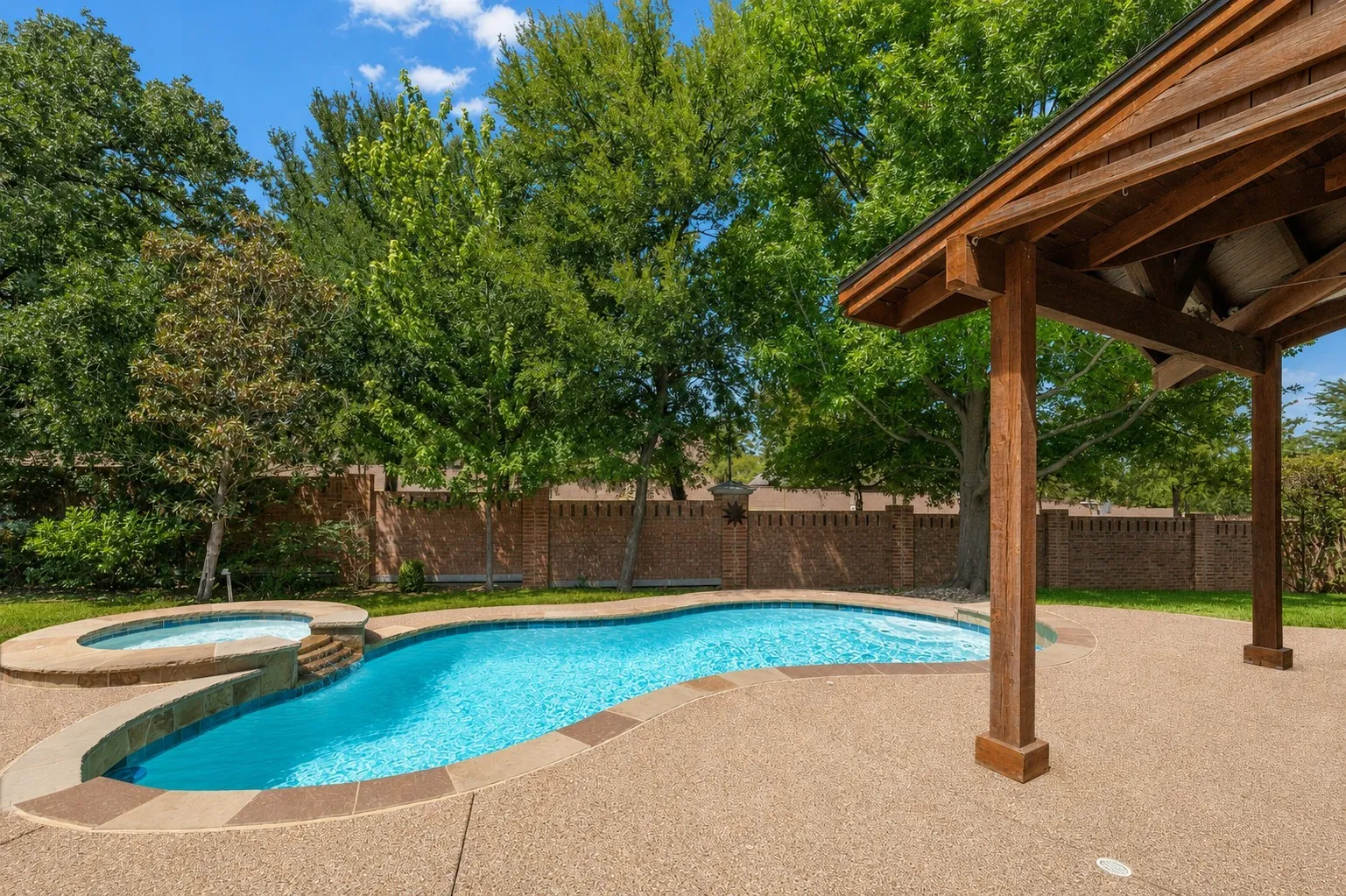 Single Family Residence For Sale in Tarrant County , 700 Crown Court, Keller, Texas 76248, 4 Bedroom, 4 Bathroom, 3 Garage spaces, 3,409 Sqft, built in 2002, mls#21320025, Real Estate Agent in Keller, Homes For Sale in Tarrant county, Homes For Sale in Keller, Realtor in Keller Texas, Real Estate Brokerage Independent Realty Texas, Luminita Cordes Realtor