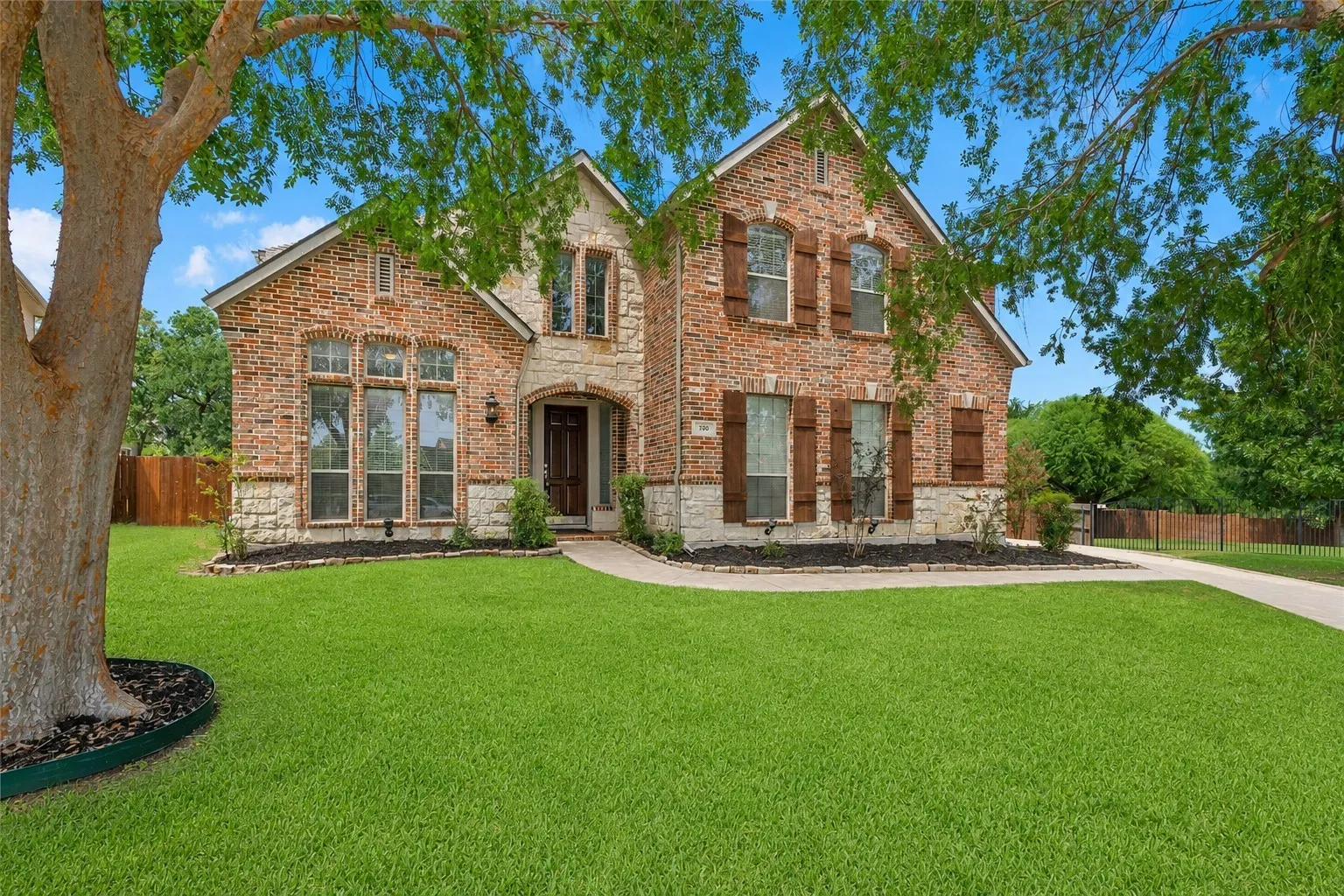 Single Family Residence For Sale in Tarrant County , 700 Crown Court, Keller, Texas 76248, 4 Bedroom, 4 Bathroom, 3 Garage spaces, 3,409 Sqft, built in 2002, mls#21320025, Real Estate Agent in Keller, Homes For Sale in Tarrant county, Homes For Sale in Keller, Realtor in Keller Texas, Real Estate Brokerage Independent Realty Texas, Luminita Cordes Realtor