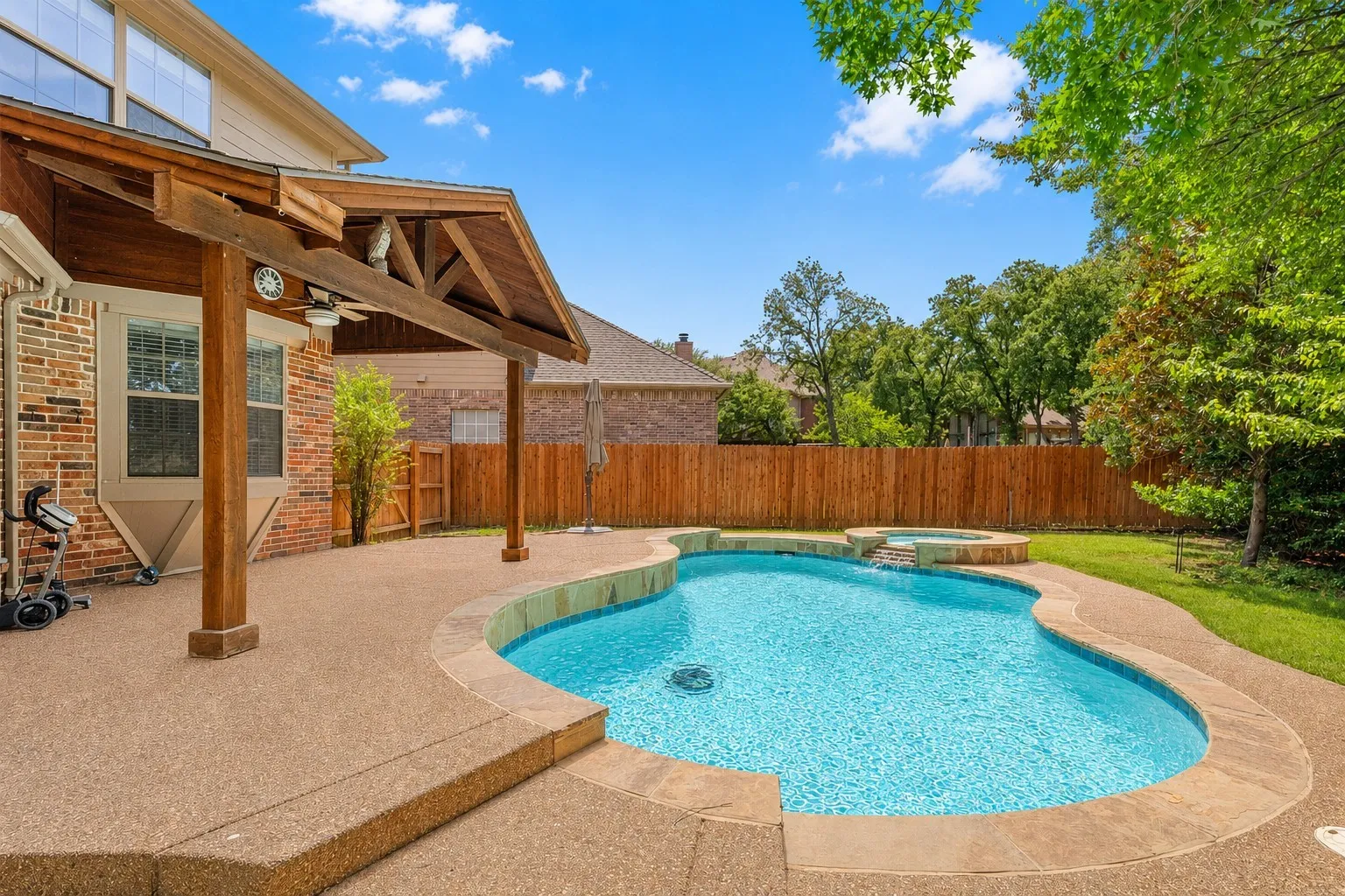 Single Family Residence For Sale in Tarrant County , 700 Crown Court, Keller, Texas 76248, 4 Bedroom, 4 Bathroom, 3 Garage spaces, 3,409 Sqft, built in 2002, mls#21320025, Real Estate Agent in Keller, Homes For Sale in Tarrant county, Homes For Sale in Keller, Realtor in Keller Texas, Real Estate Brokerage Independent Realty Texas, Luminita Cordes Realtor