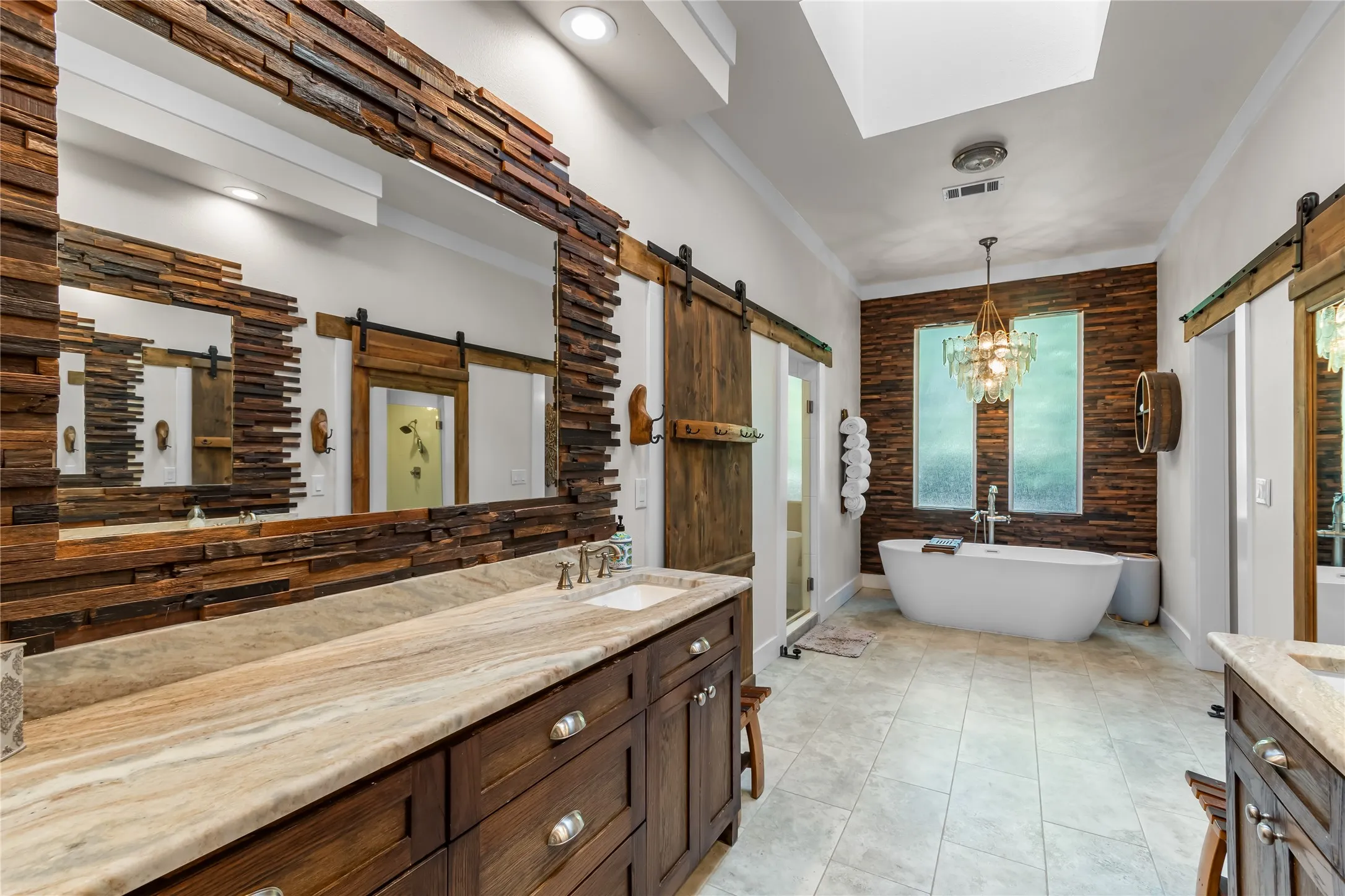 Single Family Residence For Sale in Rockwall County , 1990 Jordan Lane, Rockwall, Texas 75032, 5 Bedroom, 6 Bathroom, 3 Garage spaces, 5,292 Sqft, built in 1986, mls#21322935, Real Estate Agent in Rockwall, Homes For Sale in Rockwall county, Homes For Sale in Rockwall, Realtor in Rockwall Texas, Real Estate Brokerage Independent Realty Texas, Luminita Cordes Realtor