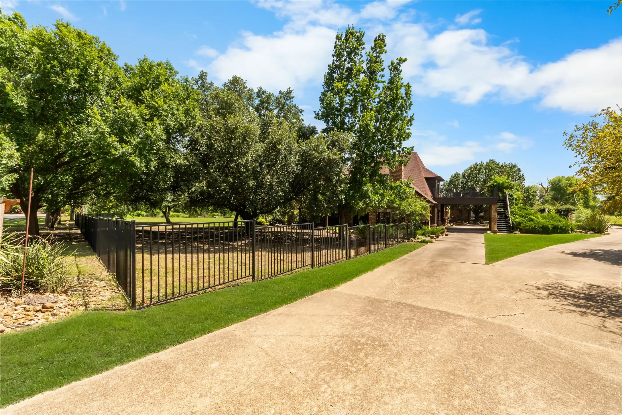 Single Family Residence For Sale in Rockwall County , 1990 Jordan Lane, Rockwall, Texas 75032, 5 Bedroom, 6 Bathroom, 3 Garage spaces, 5,292 Sqft, built in 1986, mls#21322935, Real Estate Agent in Rockwall, Homes For Sale in Rockwall county, Homes For Sale in Rockwall, Realtor in Rockwall Texas, Real Estate Brokerage Independent Realty Texas, Luminita Cordes Realtor
