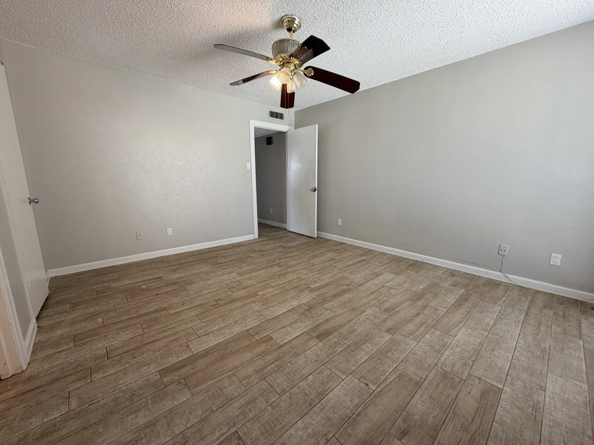 Condominium For Sale in Dallas County , 7145 Fair Oaks Avenue 36, Dallas, Texas 75231, 2 Bedroom, 3 Bathroom, Garage spaces, 1,171 Sqft, built in 1974, mls#21319890, Real Estate Agent in Dallas, Homes For Sale in Dallas county, Homes For Sale in Dallas, Realtor in Dallas Texas, Real Estate Brokerage Independent Realty Texas, Luminita Cordes Realtor