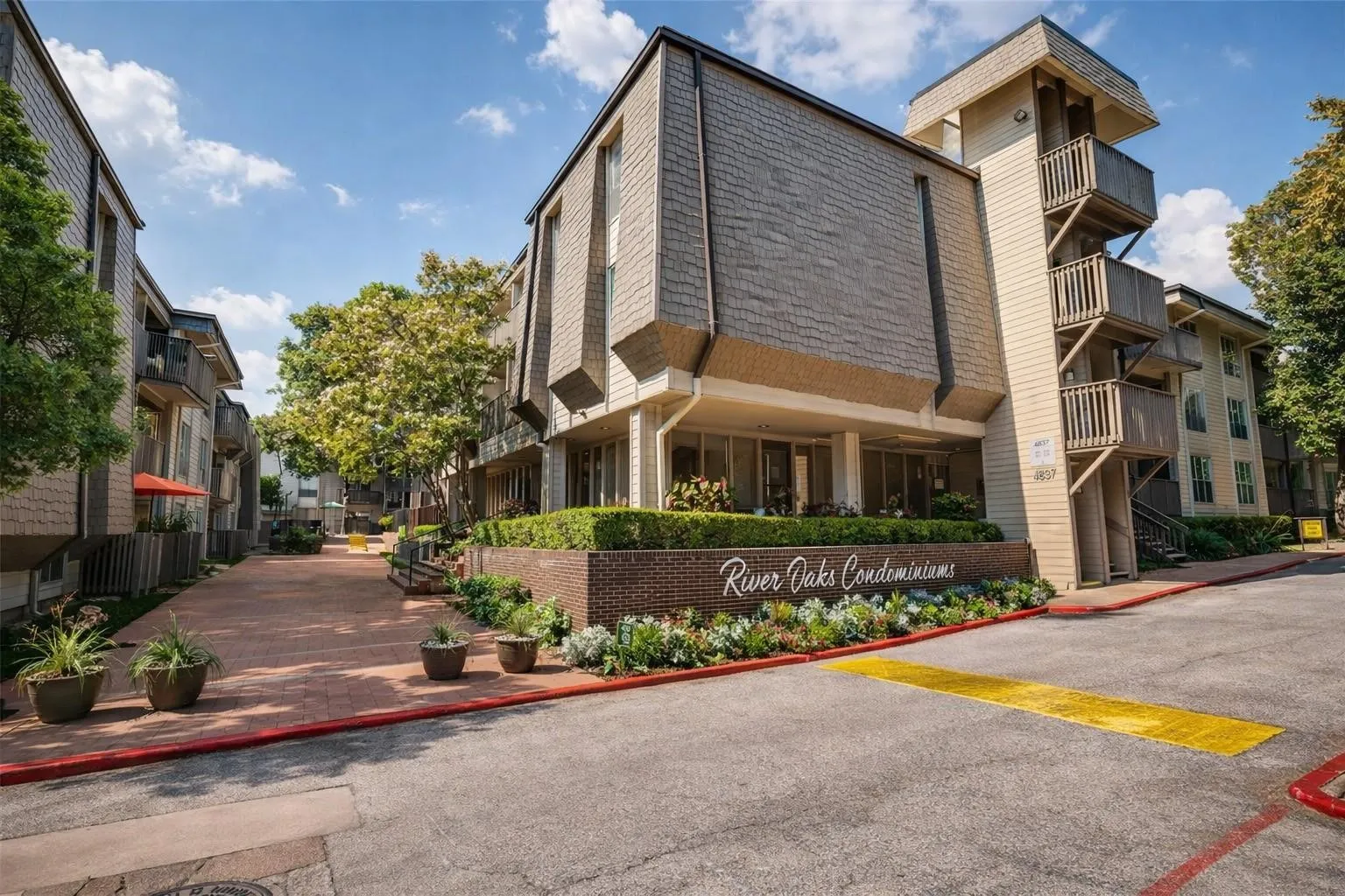 Condominium For Sale in Dallas County , 4845 Cedar Springs Road 174, Dallas, Texas 75219, 2 Bedroom, 1 Bathroom, 1 Garage spaces, 841 Sqft, built in 1970, mls#21321567, Real Estate Agent in Dallas, Homes For Sale in Dallas county, Homes For Sale in Dallas, Realtor in Dallas Texas, Real Estate Brokerage Independent Realty Texas, Luminita Cordes Realtor
