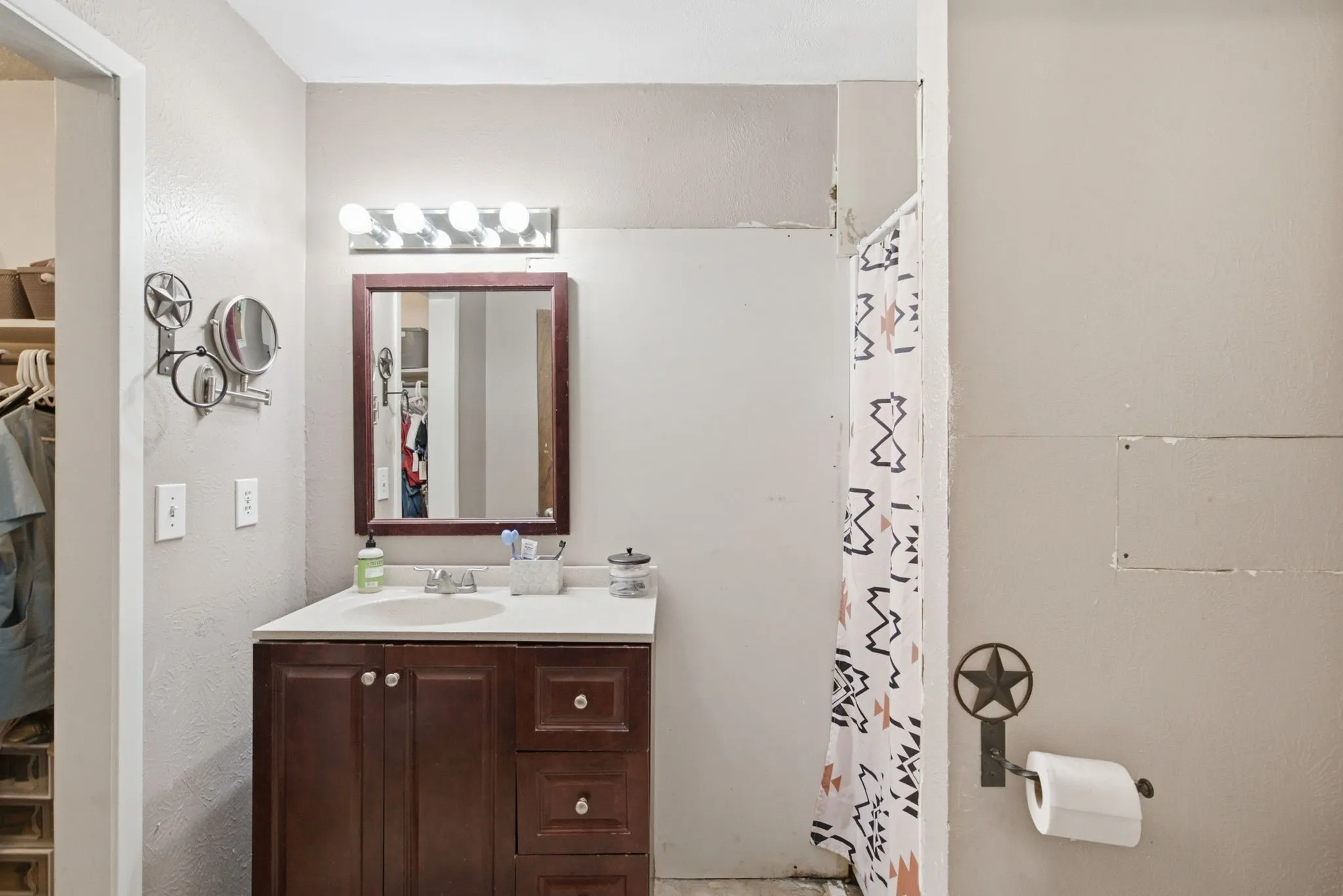 Single Family Residence For Sale in Comanche County , 270 County Road 425, De Leon, Texas 76444, 5 Bedroom, 3 Bathroom, Garage spaces, 2,348 Sqft, built in 1930, mls#21323408, Real Estate Agent in De Leon, Homes For Sale in Comanche county, Homes For Sale in De Leon, Realtor in De Leon Texas, Real Estate Brokerage Independent Realty Texas, Luminita Cordes Realtor