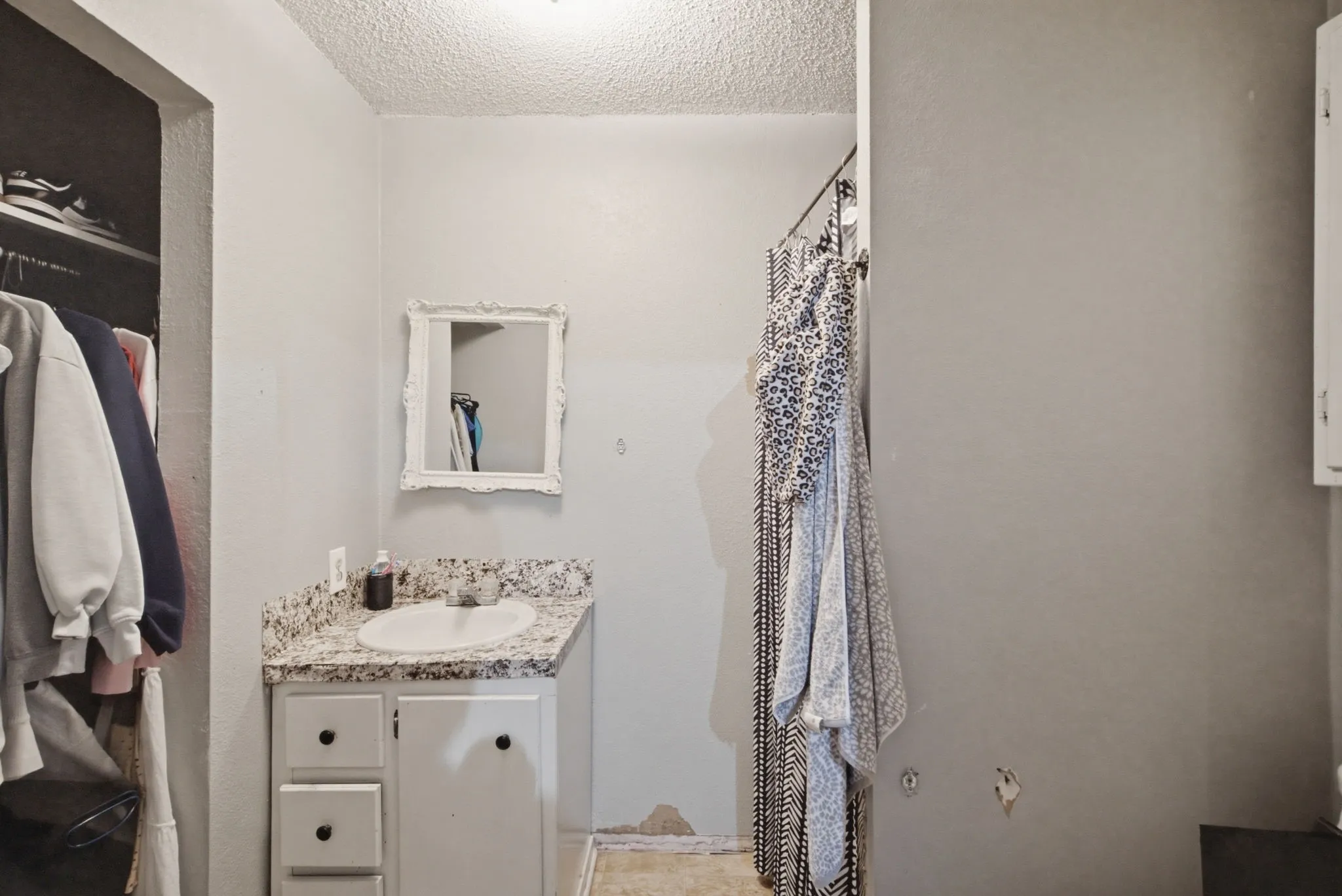 Single Family Residence For Sale in Comanche County , 270 County Road 425, De Leon, Texas 76444, 5 Bedroom, 3 Bathroom, Garage spaces, 2,348 Sqft, built in 1930, mls#21323408, Real Estate Agent in De Leon, Homes For Sale in Comanche county, Homes For Sale in De Leon, Realtor in De Leon Texas, Real Estate Brokerage Independent Realty Texas, Luminita Cordes Realtor