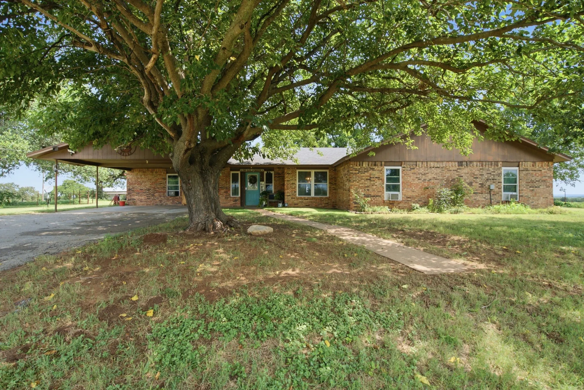 Single Family Residence For Sale in Comanche County , 270 County Road 425, De Leon, Texas 76444, 5 Bedroom, 3 Bathroom, Garage spaces, 2,348 Sqft, built in 1930, mls#21323408, Real Estate Agent in De Leon, Homes For Sale in Comanche county, Homes For Sale in De Leon, Realtor in De Leon Texas, Real Estate Brokerage Independent Realty Texas, Luminita Cordes Realtor
