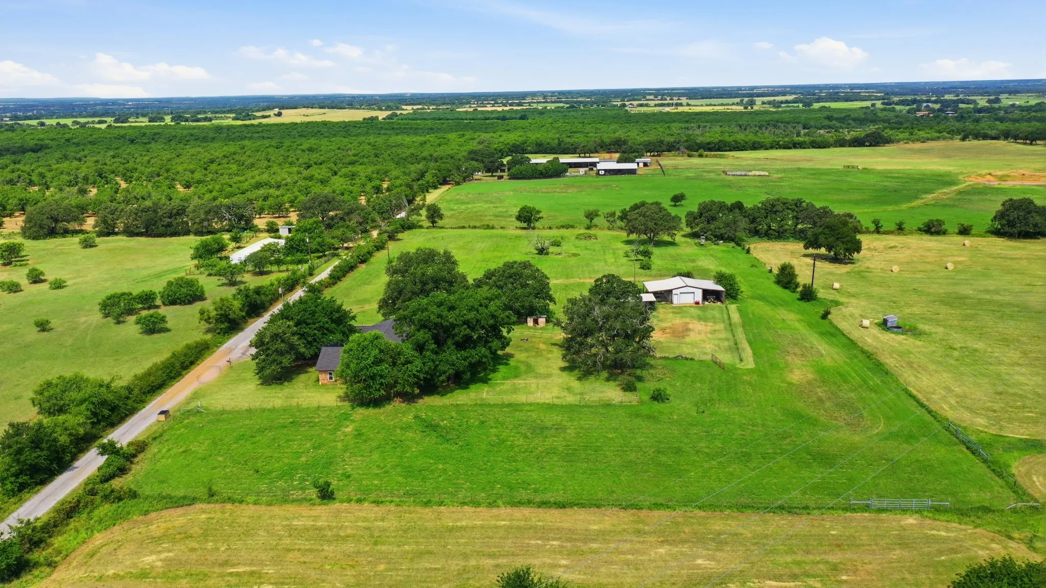Single Family Residence For Sale in Comanche County , 270 County Road 425, De Leon, Texas 76444, 5 Bedroom, 3 Bathroom, Garage spaces, 2,348 Sqft, built in 1930, mls#21323408, Real Estate Agent in De Leon, Homes For Sale in Comanche county, Homes For Sale in De Leon, Realtor in De Leon Texas, Real Estate Brokerage Independent Realty Texas, Luminita Cordes Realtor