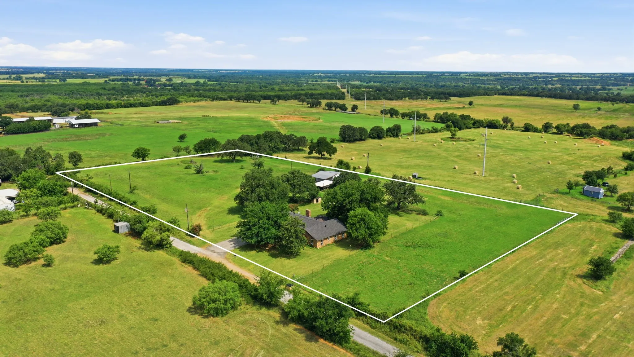 Single Family Residence For Sale in Comanche County , 270 County Road 425, De Leon, Texas 76444, 5 Bedroom, 3 Bathroom, Garage spaces, 2,348 Sqft, built in 1930, mls#21323408, Real Estate Agent in De Leon, Homes For Sale in Comanche county, Homes For Sale in De Leon, Realtor in De Leon Texas, Real Estate Brokerage Independent Realty Texas, Luminita Cordes Realtor