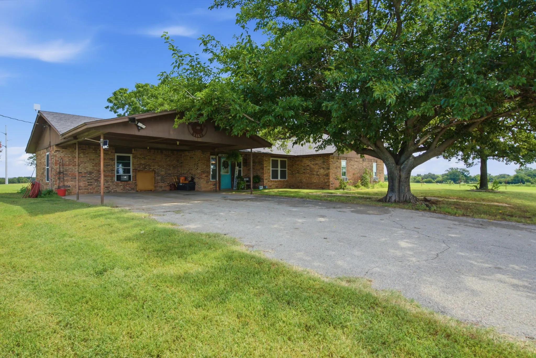 Single Family Residence For Sale in Comanche County , 270 County Road 425, De Leon, Texas 76444, 5 Bedroom, 3 Bathroom, Garage spaces, 2,348 Sqft, built in 1930, mls#21323408, Real Estate Agent in De Leon, Homes For Sale in Comanche county, Homes For Sale in De Leon, Realtor in De Leon Texas, Real Estate Brokerage Independent Realty Texas, Luminita Cordes Realtor