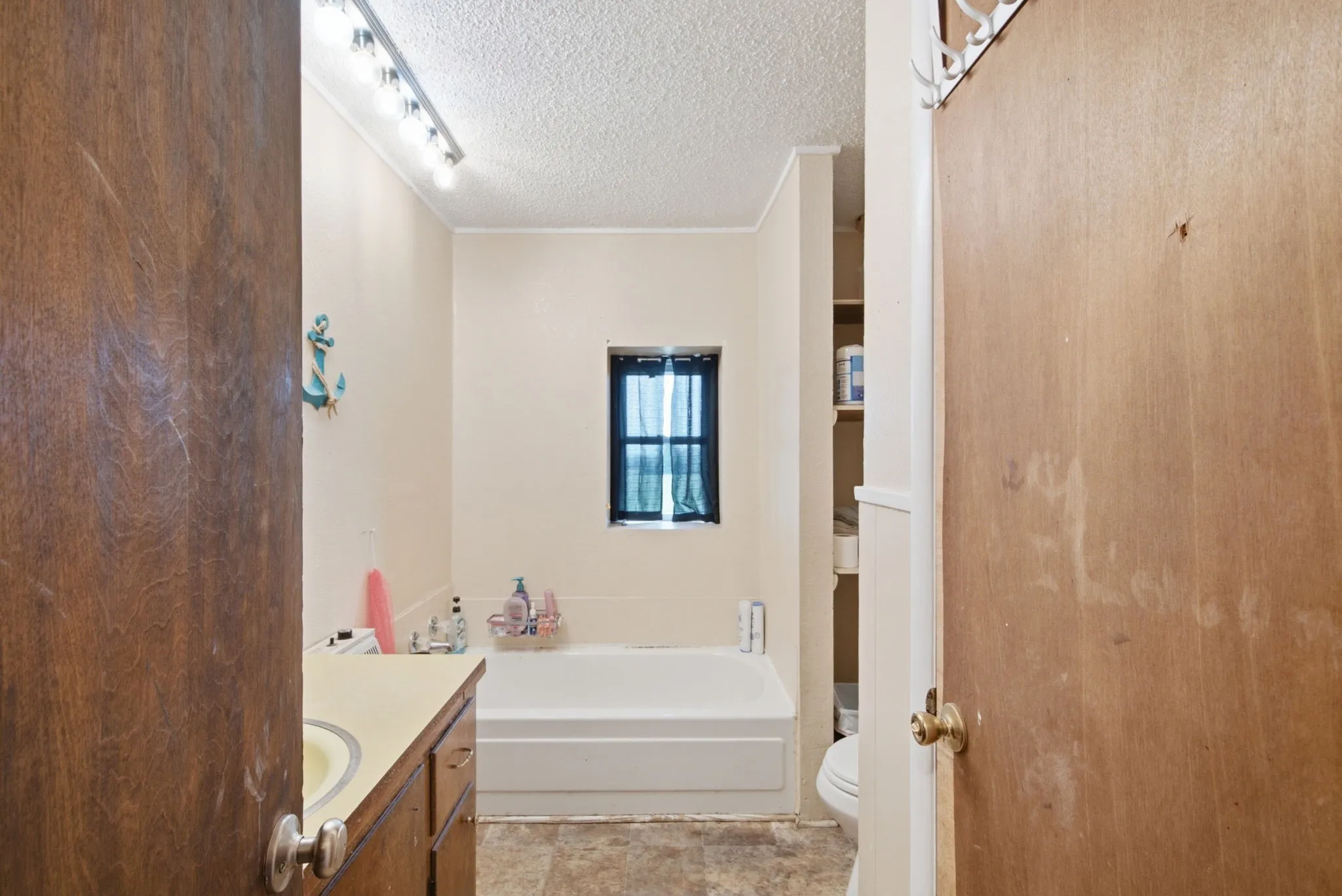 Single Family Residence For Sale in Comanche County , 270 County Road 425, De Leon, Texas 76444, 5 Bedroom, 3 Bathroom, Garage spaces, 2,348 Sqft, built in 1930, mls#21323408, Real Estate Agent in De Leon, Homes For Sale in Comanche county, Homes For Sale in De Leon, Realtor in De Leon Texas, Real Estate Brokerage Independent Realty Texas, Luminita Cordes Realtor