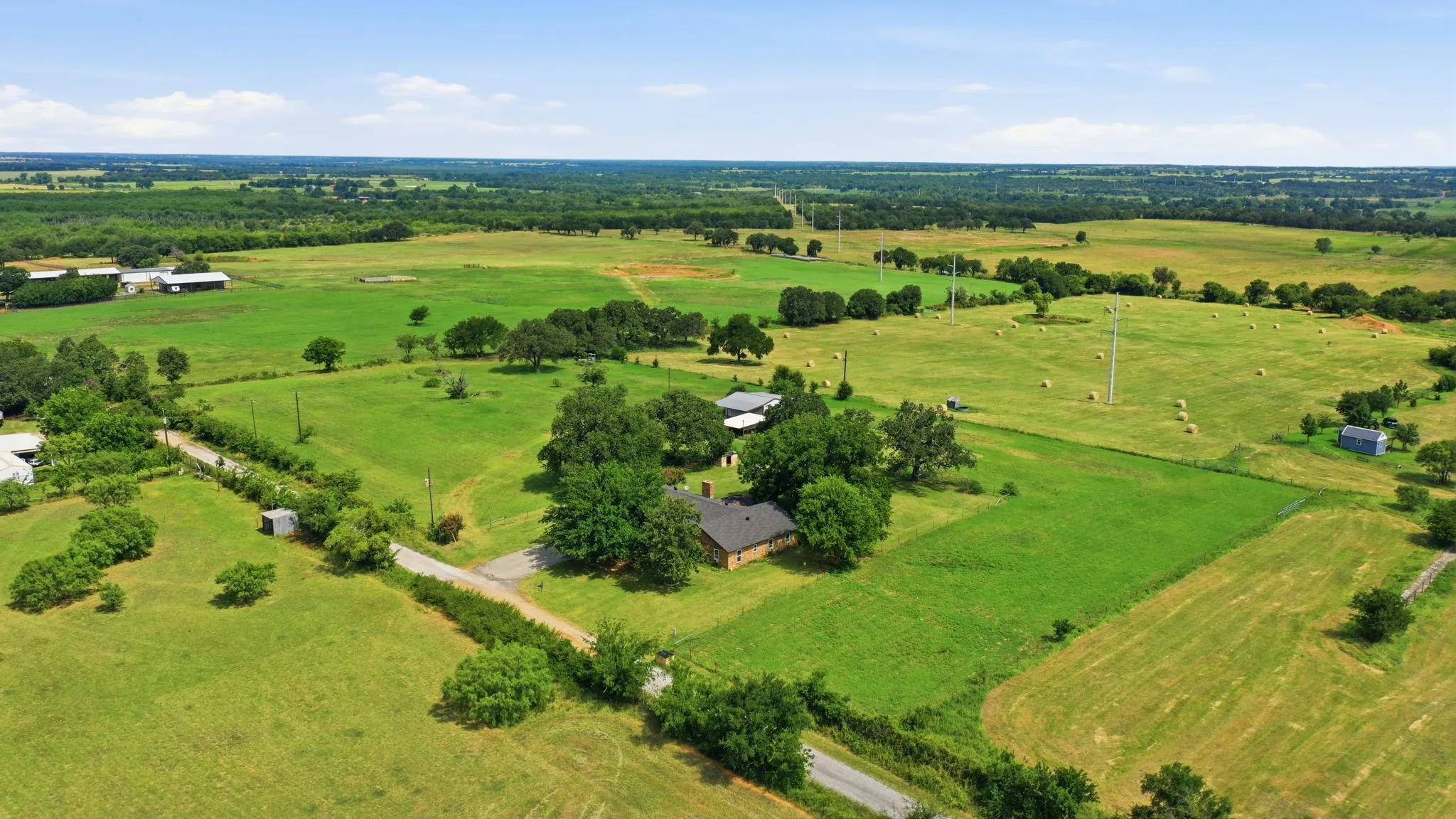 Single Family Residence For Sale in Comanche County , 270 County Road 425, De Leon, Texas 76444, 5 Bedroom, 3 Bathroom, Garage spaces, 2,348 Sqft, built in 1930, mls#21323408, Real Estate Agent in De Leon, Homes For Sale in Comanche county, Homes For Sale in De Leon, Realtor in De Leon Texas, Real Estate Brokerage Independent Realty Texas, Luminita Cordes Realtor