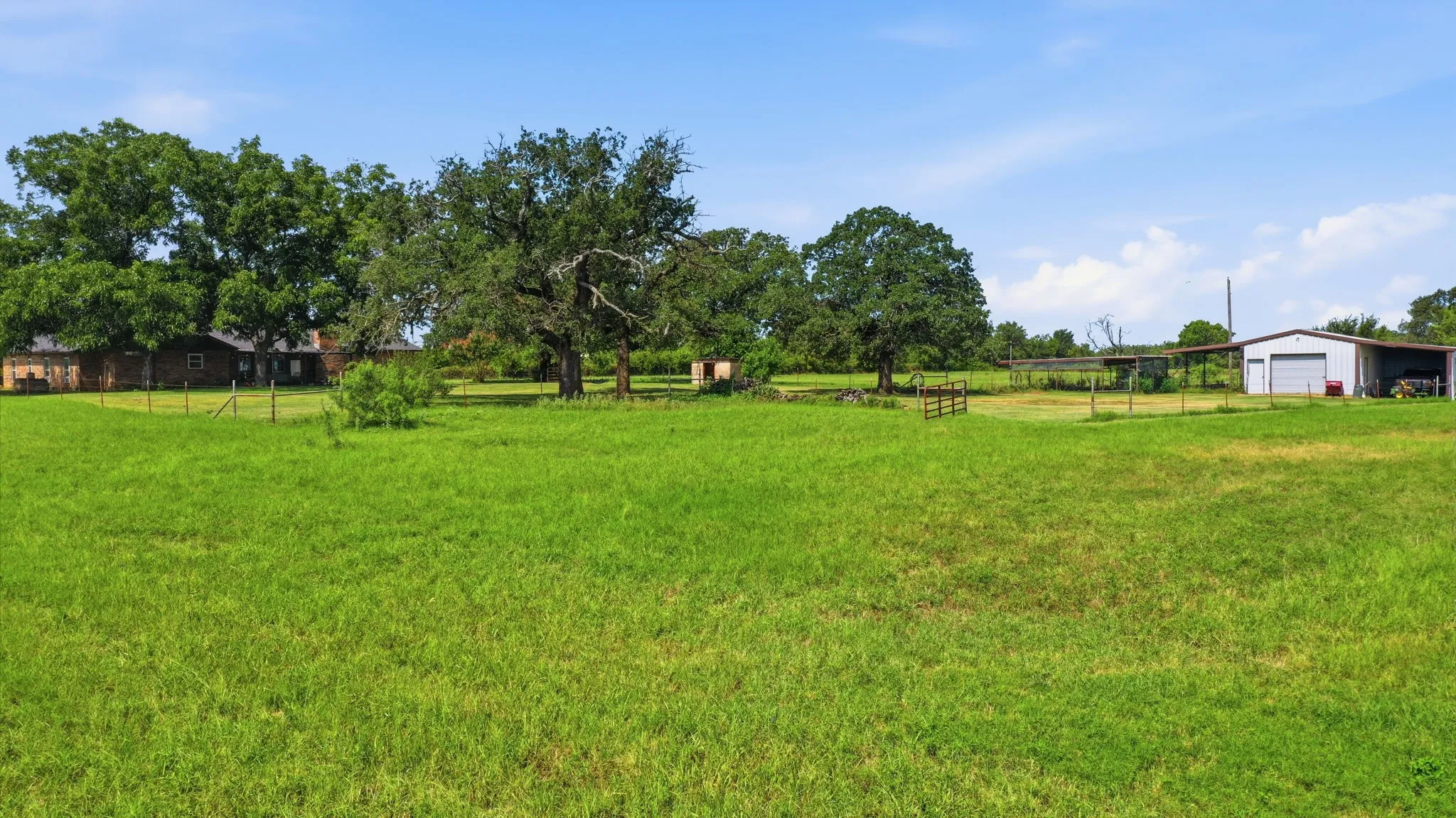 Single Family Residence For Sale in Comanche County , 270 County Road 425, De Leon, Texas 76444, 5 Bedroom, 3 Bathroom, Garage spaces, 2,348 Sqft, built in 1930, mls#21323408, Real Estate Agent in De Leon, Homes For Sale in Comanche county, Homes For Sale in De Leon, Realtor in De Leon Texas, Real Estate Brokerage Independent Realty Texas, Luminita Cordes Realtor