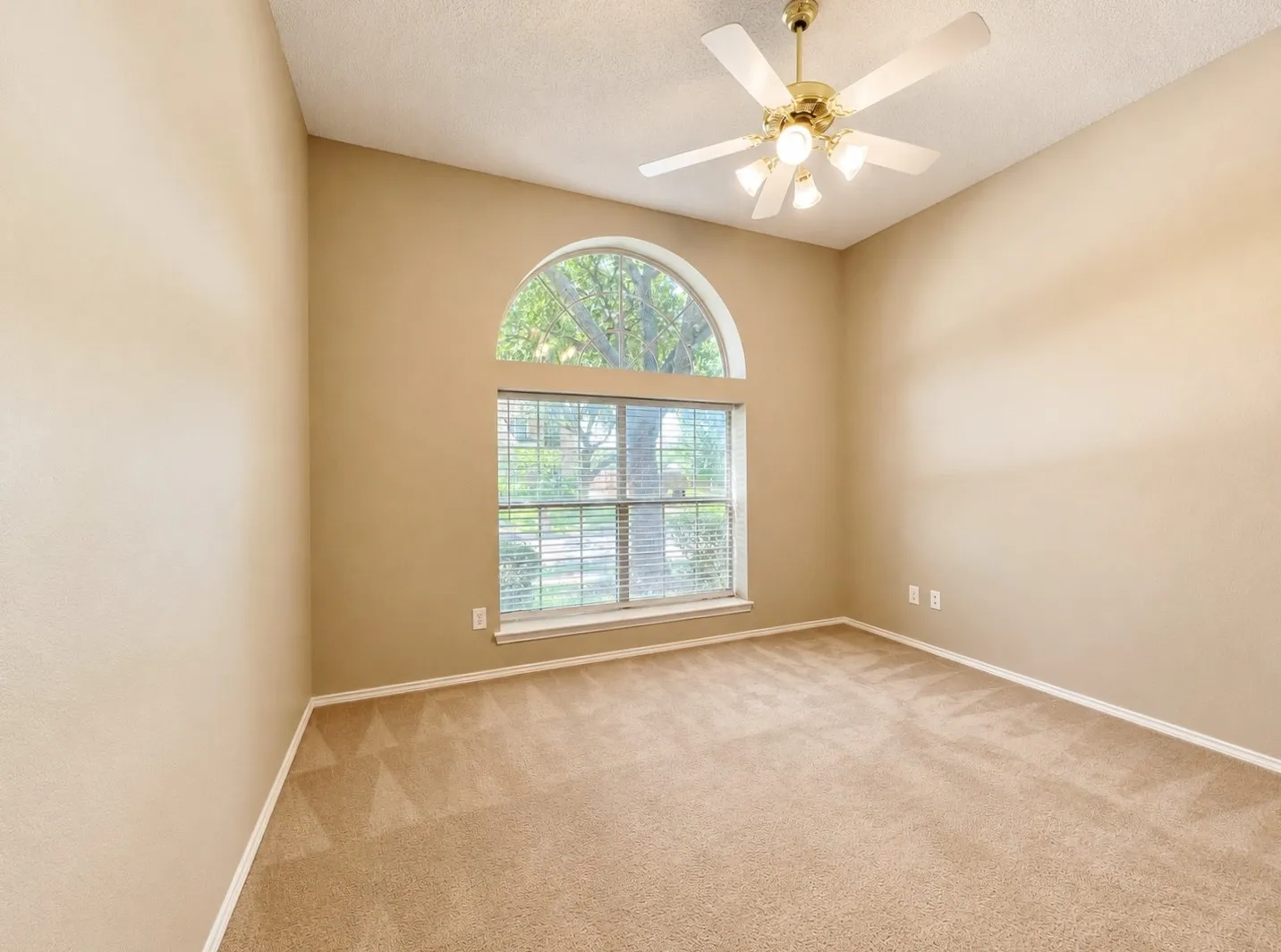 Single Family Residence For Rent in Collin County , 7700 Glenoaks Drive, Frisco, Texas 75034, 4 Bedroom, 2 Bathroom, 2 Garage spaces, 2,139 Sqft, built in 1995, mls#21323563, Real Estate Agent in Frisco, Homes For Rent in Collin county, Homes For Rent in Frisco, Realtor in Frisco Texas, Real Estate Brokerage Independent Realty Texas, Luminita Cordes Realtor