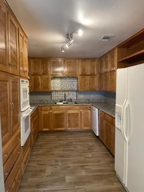 Duplex For Rent in Hood County , 609 Williamsburg Court, Granbury, Texas 76048, 3 Bedroom, 2 Bathroom, 2 Garage spaces, 1,848 Sqft, built in 1984, mls#21323579, Real Estate Agent in Granbury, Homes For Rent in Hood county, Homes For Rent in Granbury, Realtor in Granbury Texas, Real Estate Brokerage Independent Realty Texas, Luminita Cordes Realtor