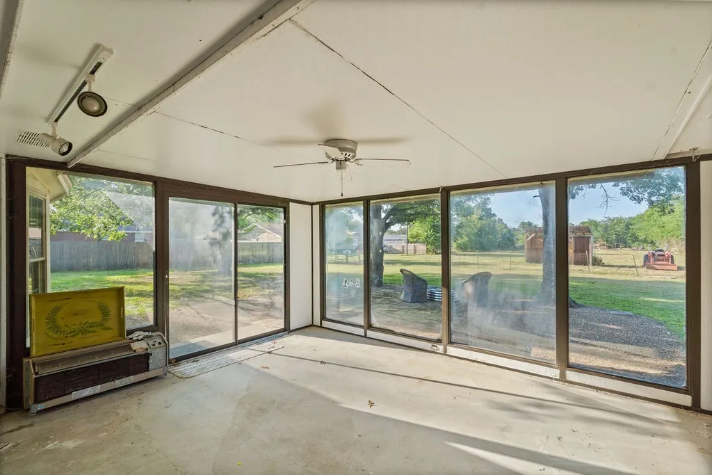 Single Family Residence For Sale in Hopkins County , 1620 College Street, Sulphur Springs, Texas 75482, 3 Bedroom, 2 Bathroom, 2 Garage spaces, 2,117 Sqft, built in 1984, mls#21323580, Real Estate Agent in Sulphur Springs, Homes For Sale in Hopkins county, Homes For Sale in Sulphur Springs, Realtor in Sulphur Springs Texas, Real Estate Brokerage Independent Realty Texas, Luminita Cordes Realtor