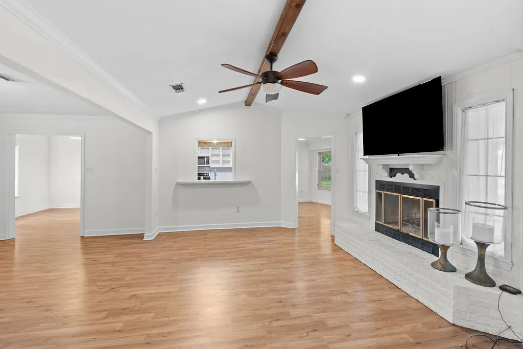 Single Family Residence For Sale in Hopkins County , 1620 College Street, Sulphur Springs, Texas 75482, 3 Bedroom, 2 Bathroom, 2 Garage spaces, 2,117 Sqft, built in 1984, mls#21323580, Real Estate Agent in Sulphur Springs, Homes For Sale in Hopkins county, Homes For Sale in Sulphur Springs, Realtor in Sulphur Springs Texas, Real Estate Brokerage Independent Realty Texas, Luminita Cordes Realtor