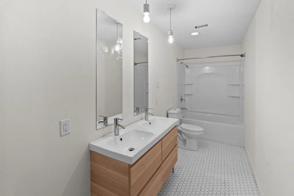 Single Family Residence For Sale in Hopkins County , 1620 College Street, Sulphur Springs, Texas 75482, 3 Bedroom, 2 Bathroom, 2 Garage spaces, 2,117 Sqft, built in 1984, mls#21323580, Real Estate Agent in Sulphur Springs, Homes For Sale in Hopkins county, Homes For Sale in Sulphur Springs, Realtor in Sulphur Springs Texas, Real Estate Brokerage Independent Realty Texas, Luminita Cordes Realtor