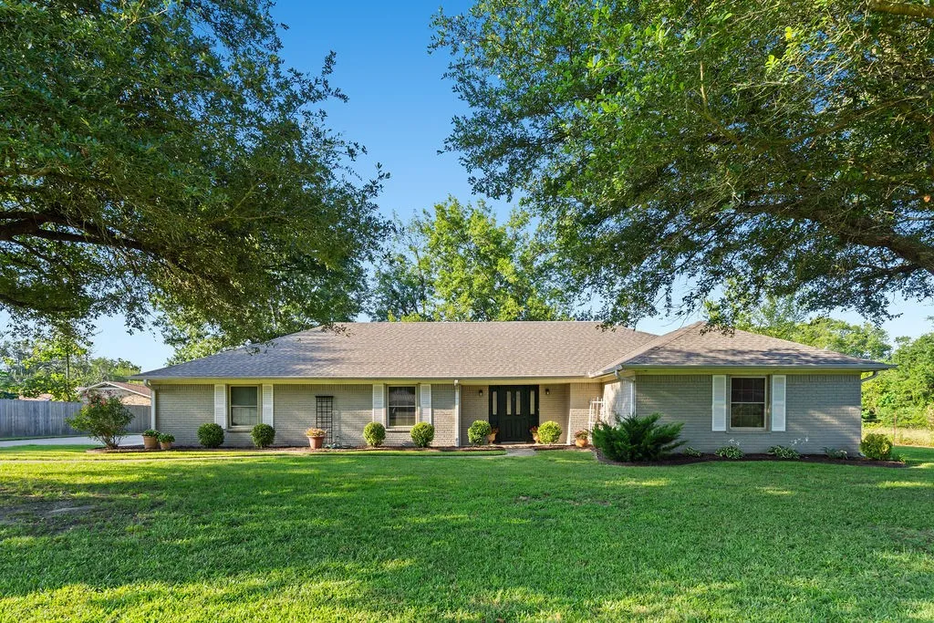 Single Family Residence For Sale in Hopkins County , 1620 College Street, Sulphur Springs, Texas 75482, 3 Bedroom, 2 Bathroom, 2 Garage spaces, 2,117 Sqft, built in 1984, mls#21323580, Real Estate Agent in Sulphur Springs, Homes For Sale in Hopkins county, Homes For Sale in Sulphur Springs, Realtor in Sulphur Springs Texas, Real Estate Brokerage Independent Realty Texas, Luminita Cordes Realtor