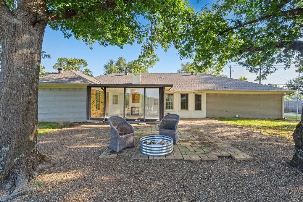 Single Family Residence For Sale in Hopkins County , 1620 College Street, Sulphur Springs, Texas 75482, 3 Bedroom, 2 Bathroom, 2 Garage spaces, 2,117 Sqft, built in 1984, mls#21323580, Real Estate Agent in Sulphur Springs, Homes For Sale in Hopkins county, Homes For Sale in Sulphur Springs, Realtor in Sulphur Springs Texas, Real Estate Brokerage Independent Realty Texas, Luminita Cordes Realtor