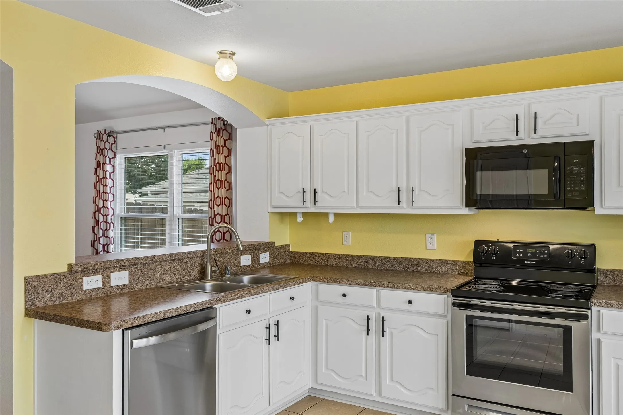 Single Family Residence For Sale in Hunt County , 1119 Wolverine Lane, Greenville, Texas 75402, 3 Bedroom, 2 Bathroom, 2 Garage spaces, 1,782 Sqft, built in 2008, mls#21321447, Real Estate Agent in Greenville, Homes For Sale in Hunt county, Homes For Sale in Greenville, Realtor in Greenville Texas, Real Estate Brokerage Independent Realty Texas, Luminita Cordes Realtor