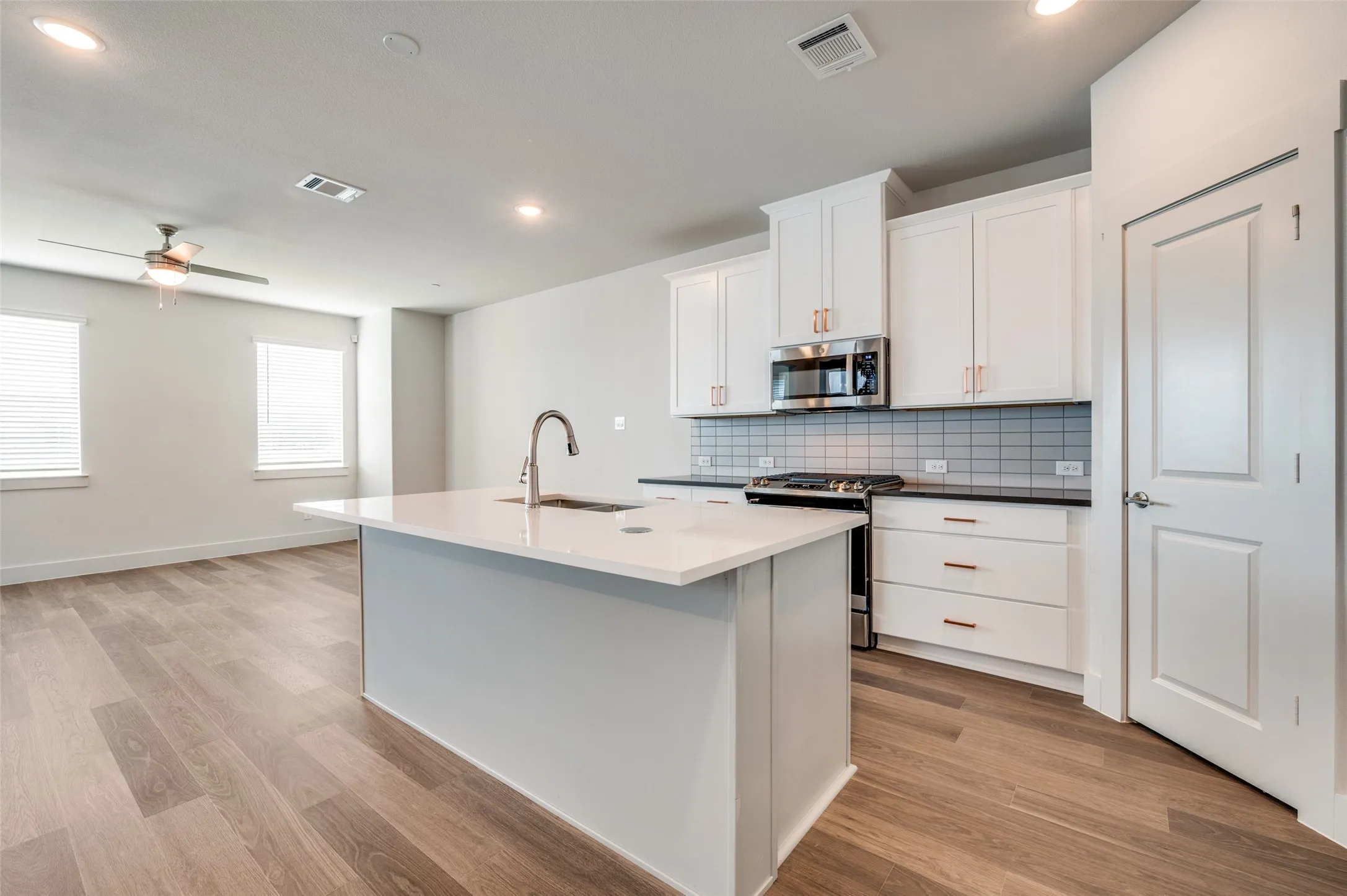 Townhouse For Sale in Denton County , 4553 Lamplights Drive, Celina, Texas 75078, 3 Bedroom, 3 Bathroom, 2 Garage spaces, 2,249 Sqft, built in 2024, mls#21322566, Real Estate Agent in Celina, Homes For Sale in Denton county, Homes For Sale in Celina, Realtor in Celina Texas, Real Estate Brokerage Independent Realty Texas, Luminita Cordes Realtor