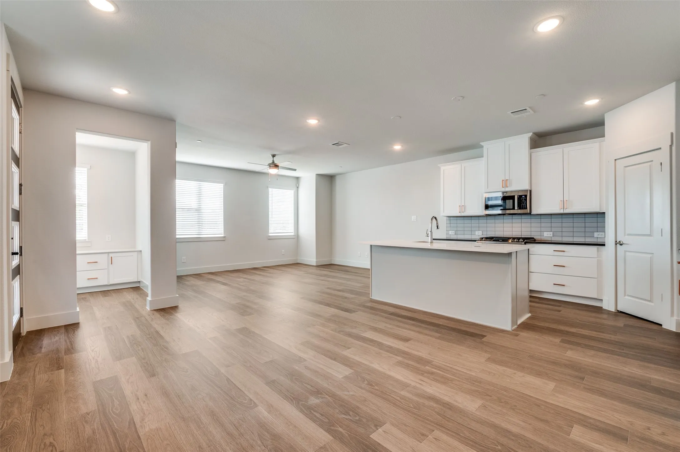 Townhouse For Sale in Denton County , 4553 Lamplights Drive, Celina, Texas 75078, 3 Bedroom, 3 Bathroom, 2 Garage spaces, 2,249 Sqft, built in 2024, mls#21322566, Real Estate Agent in Celina, Homes For Sale in Denton county, Homes For Sale in Celina, Realtor in Celina Texas, Real Estate Brokerage Independent Realty Texas, Luminita Cordes Realtor