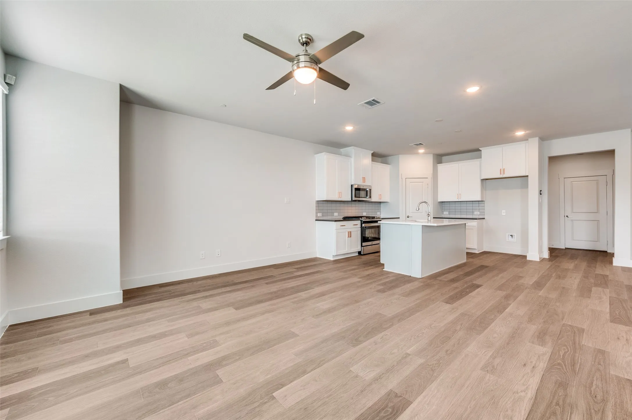 Townhouse For Sale in Denton County , 4553 Lamplights Drive, Celina, Texas 75078, 3 Bedroom, 3 Bathroom, 2 Garage spaces, 2,249 Sqft, built in 2024, mls#21322566, Real Estate Agent in Celina, Homes For Sale in Denton county, Homes For Sale in Celina, Realtor in Celina Texas, Real Estate Brokerage Independent Realty Texas, Luminita Cordes Realtor