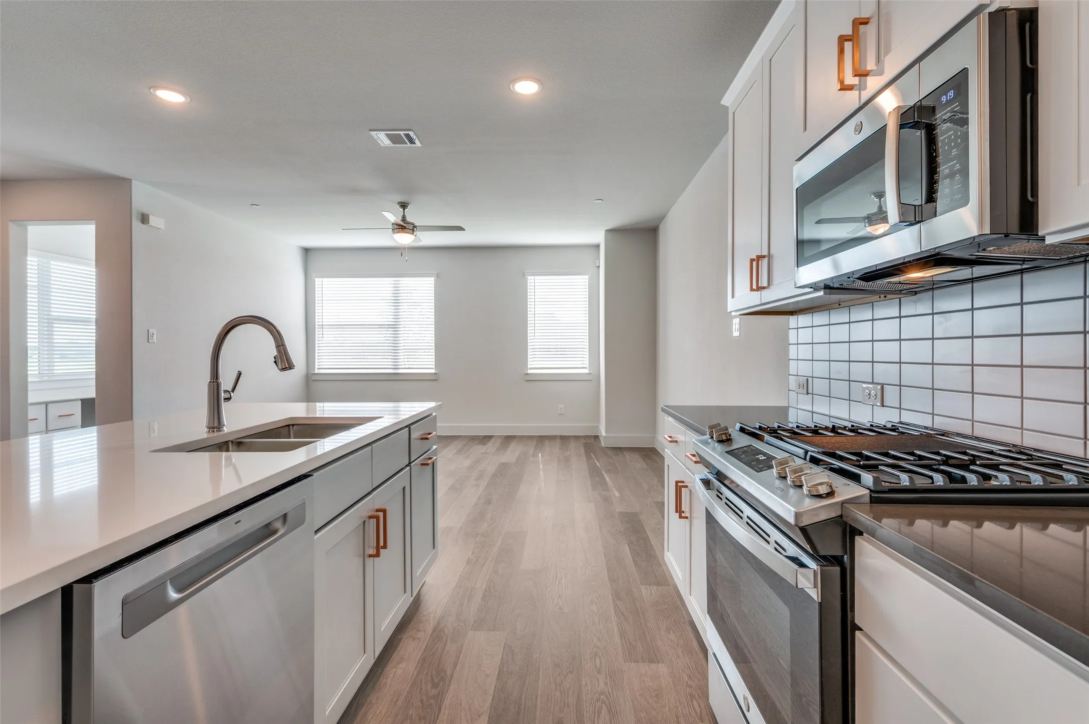 Townhouse For Sale in Denton County , 4553 Lamplights Drive, Celina, Texas 75078, 3 Bedroom, 3 Bathroom, 2 Garage spaces, 2,249 Sqft, built in 2024, mls#21322566, Real Estate Agent in Celina, Homes For Sale in Denton county, Homes For Sale in Celina, Realtor in Celina Texas, Real Estate Brokerage Independent Realty Texas, Luminita Cordes Realtor