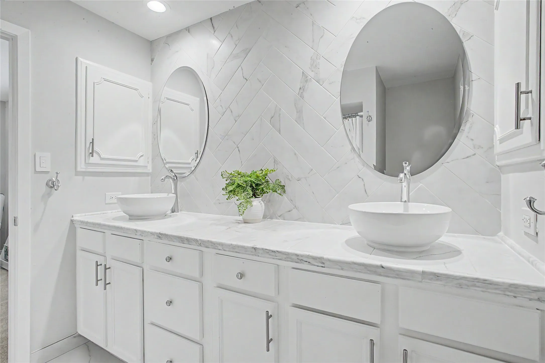 bathroom 2 with 2 sinks (recently updated)